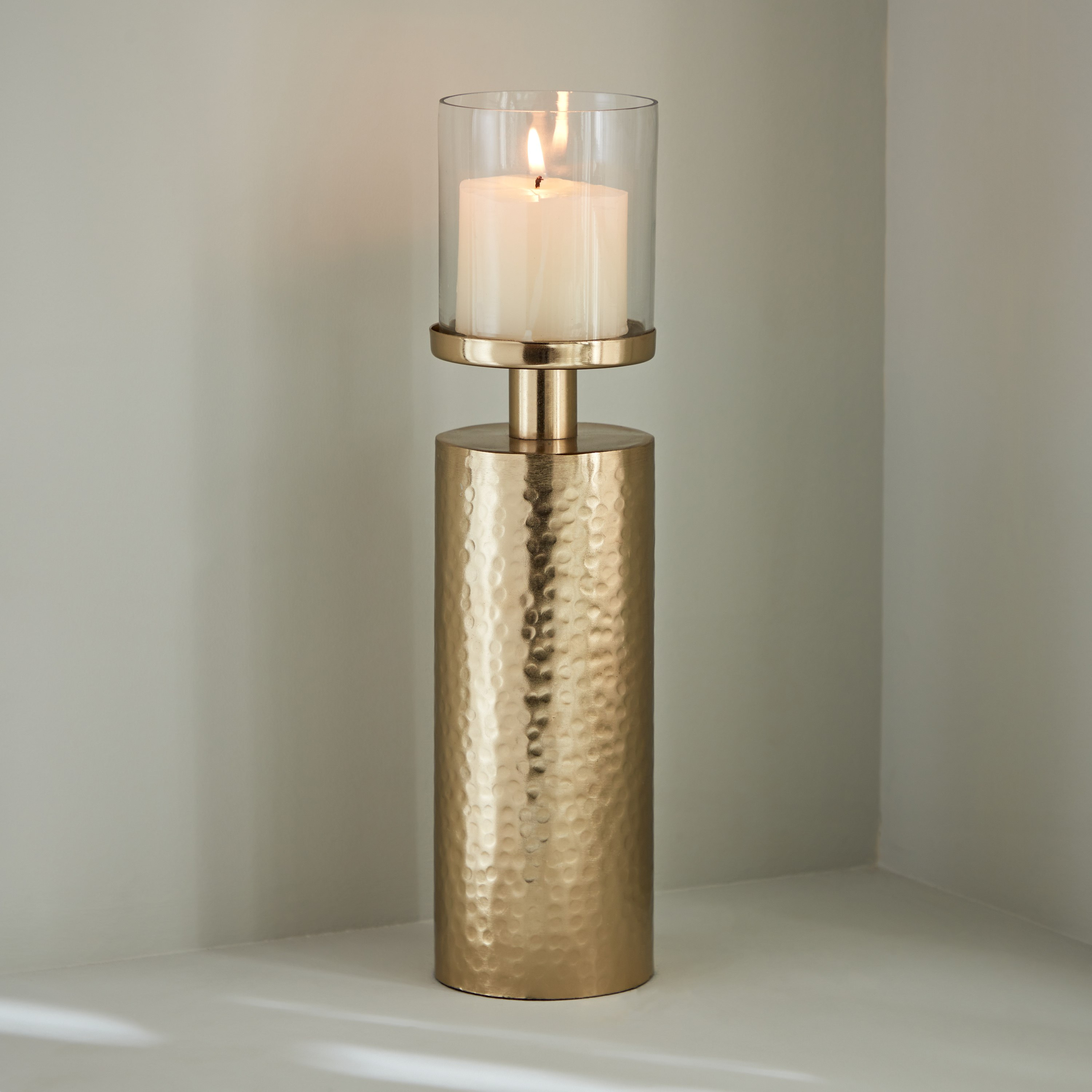 حامل شموع بدعامة بارز الملمس معدن مع زجاج من ألفا - 8x8x32.5 سم-hbxlivingroom-decorandaccessories-candleholders-image-1