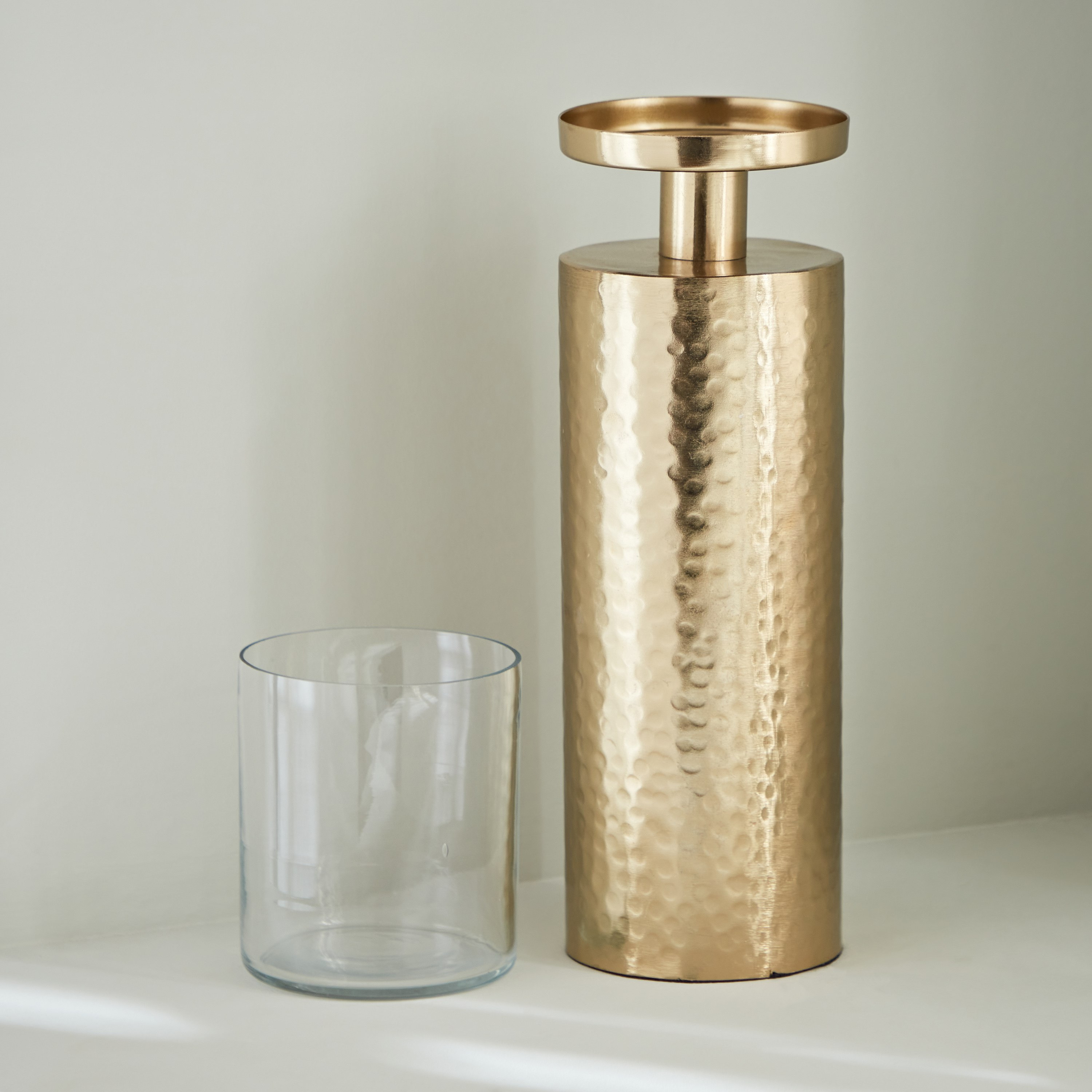 حامل شموع بدعامة بارز الملمس معدن مع زجاج من ألفا - 8x8x32.5 سم-hbxlivingroom-decorandaccessories-candleholders-image-3
