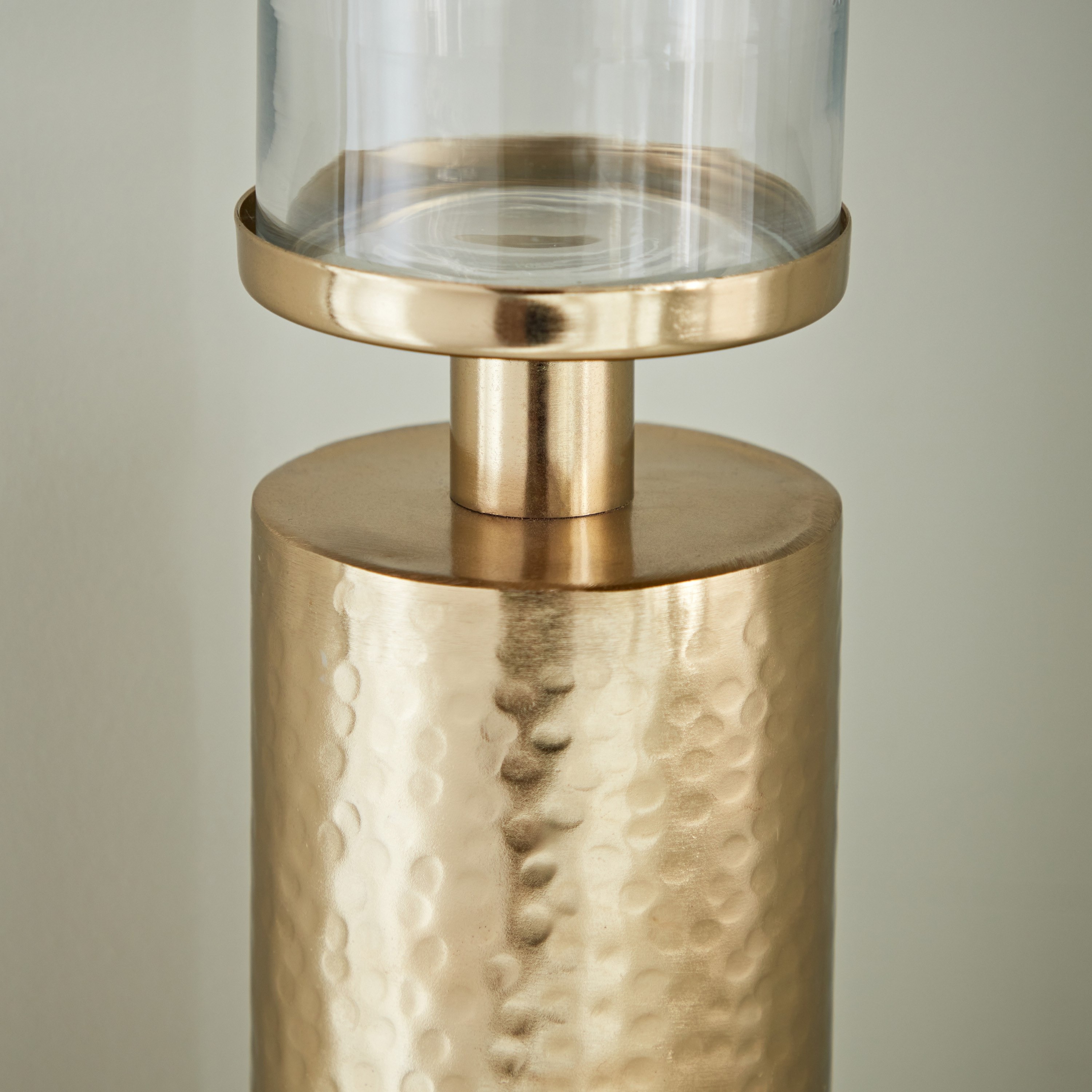 حامل شموع بدعامة بارز الملمس معدن مع زجاج من ألفا - 8x8x32.5 سم-hbxlivingroom-decorandaccessories-candleholders-image-4