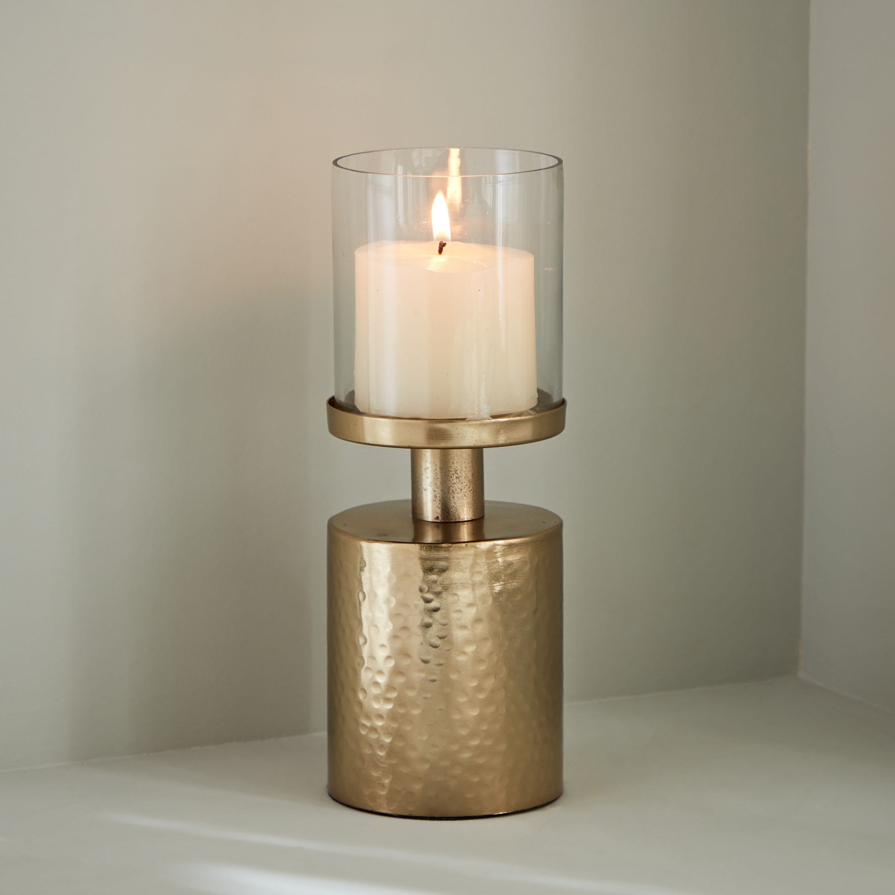 حامل شموع بدعامة بارز الملمس معدن مع زجاج من ألفا - 8x8x22 سم-hbxlivingroom-decorandaccessories-candleholders-image-1