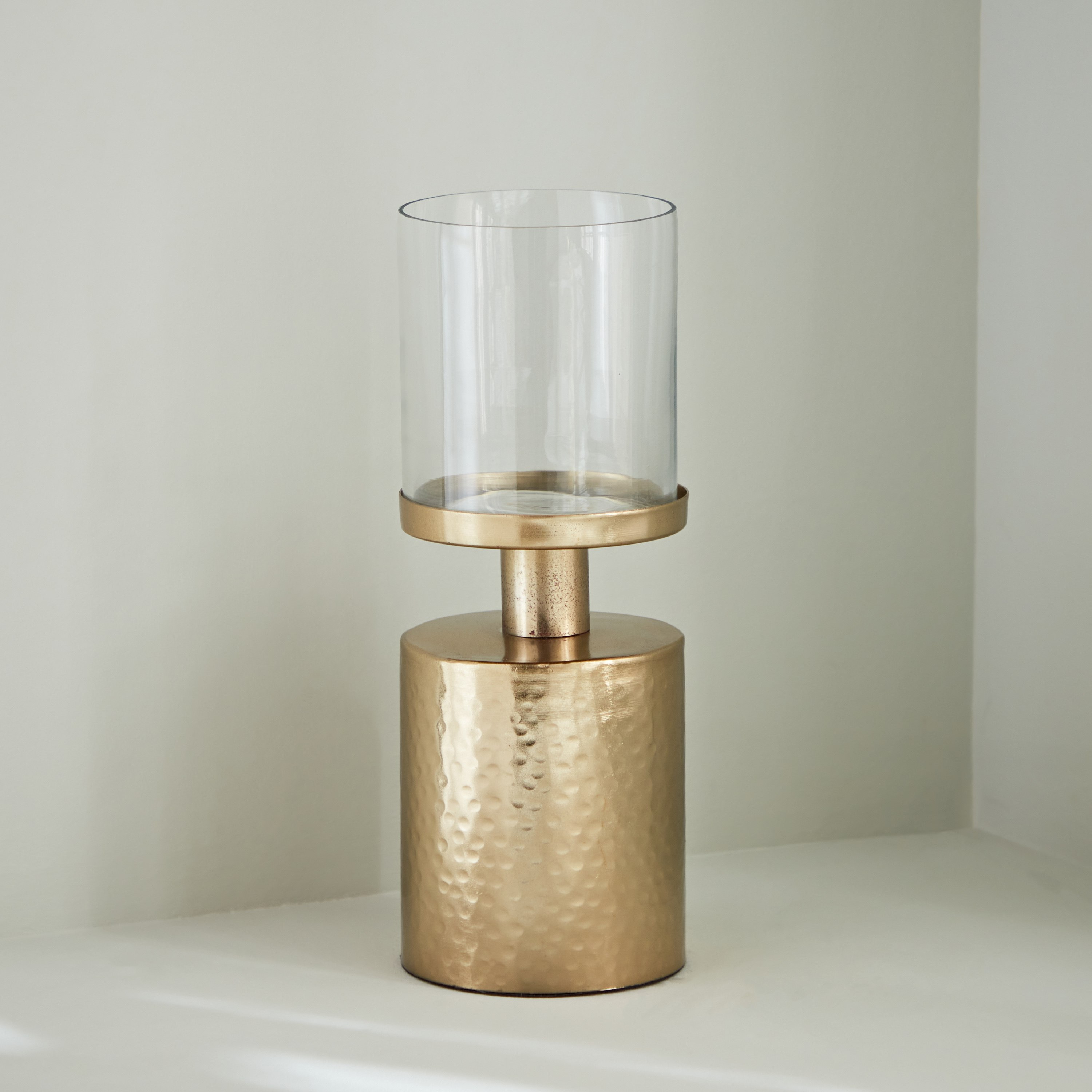 حامل شموع بدعامة بارز الملمس معدن مع زجاج من ألفا - 8x8x22 سم-hbxlivingroom-decorandaccessories-candleholders-image-2
