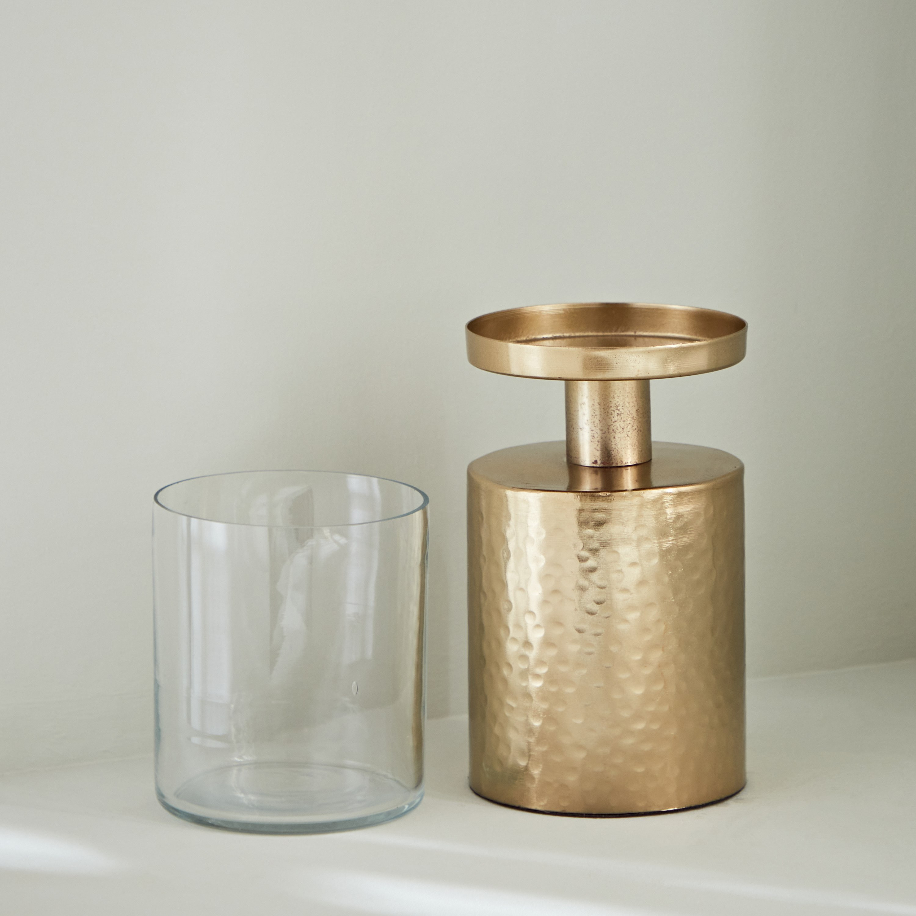 حامل شموع بدعامة بارز الملمس معدن مع زجاج من ألفا - 8x8x22 سم-hbxlivingroom-decorandaccessories-candleholders-image-3