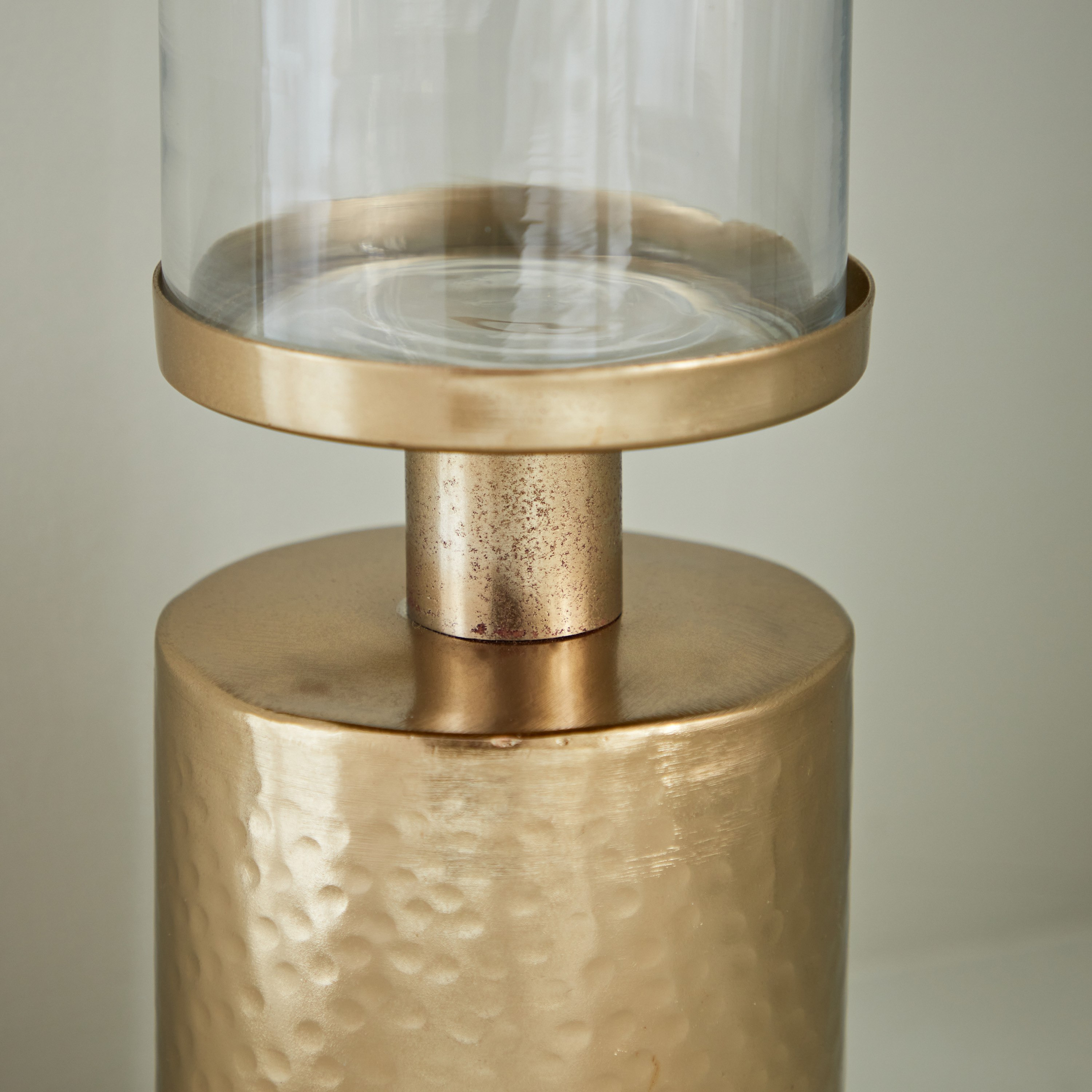 حامل شموع بدعامة بارز الملمس معدن مع زجاج من ألفا - 8x8x22 سم-hbxlivingroom-decorandaccessories-candleholders-image-4