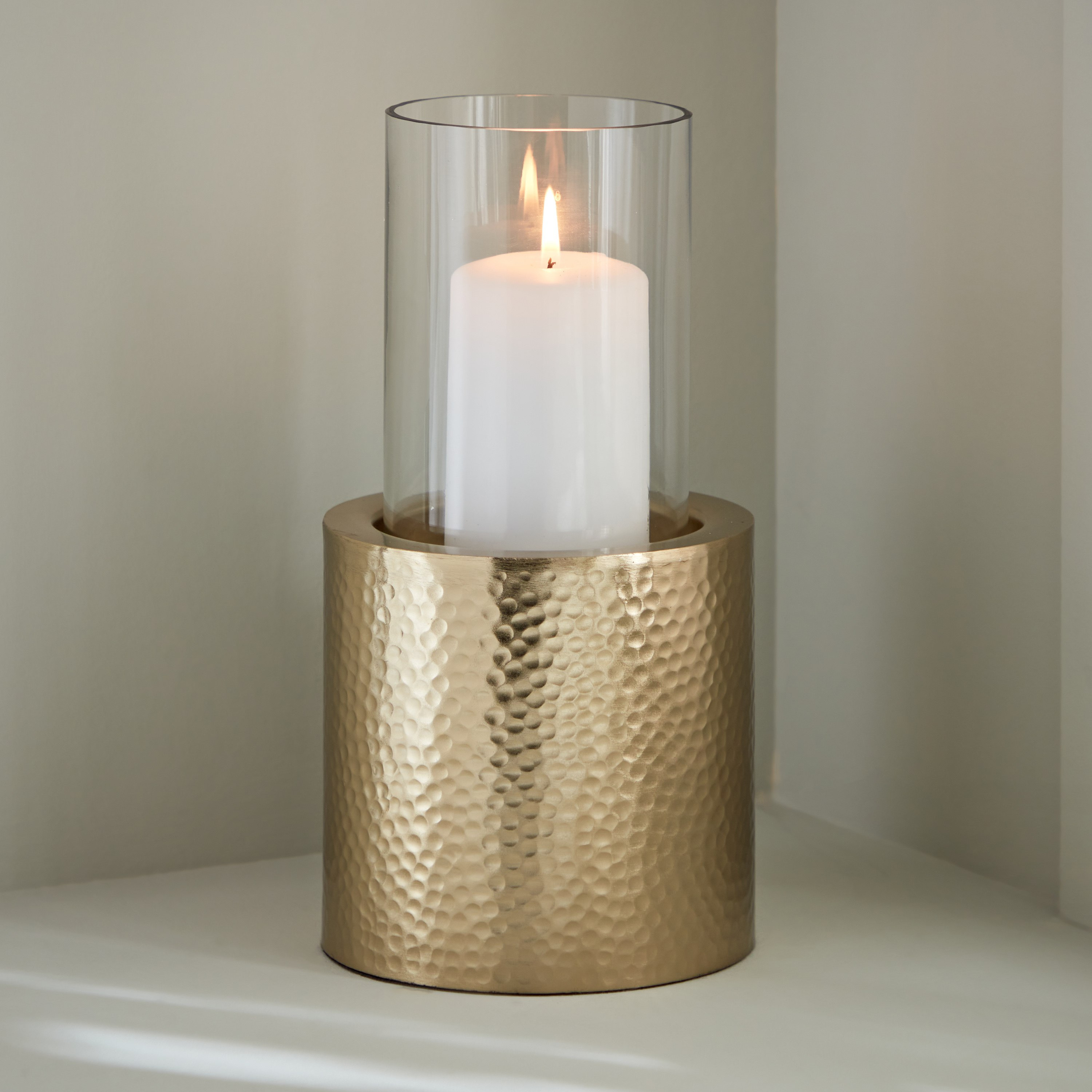 حامل شموع معدن بارز الملمس مع زجاج من ألفا - 12.5x12.5x25 سم-hbxlivingroom-decorandaccessories-candleholders-image-1