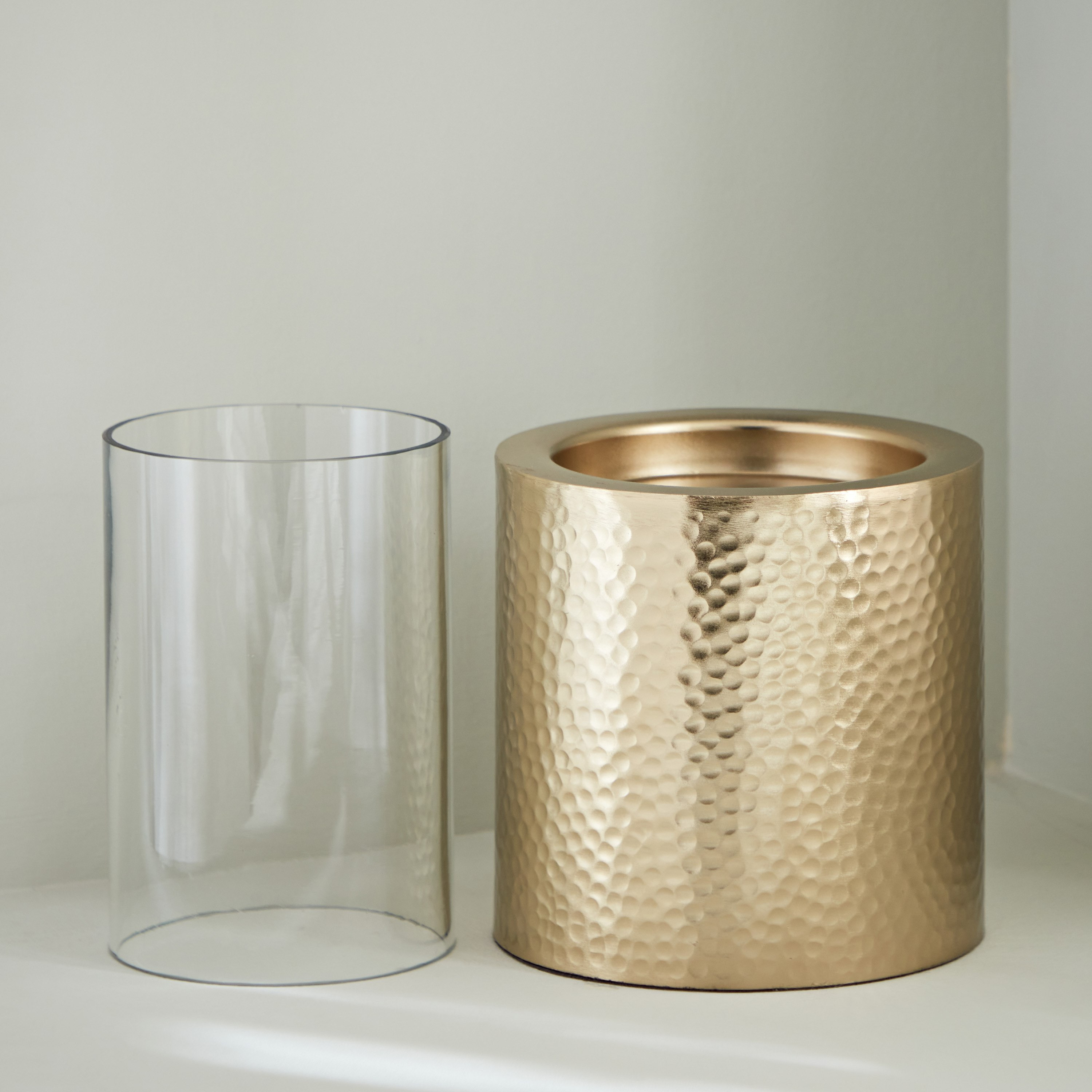 حامل شموع معدن بارز الملمس مع زجاج من ألفا - 12.5x12.5x25 سم-hbxlivingroom-decorandaccessories-candleholders-image-3