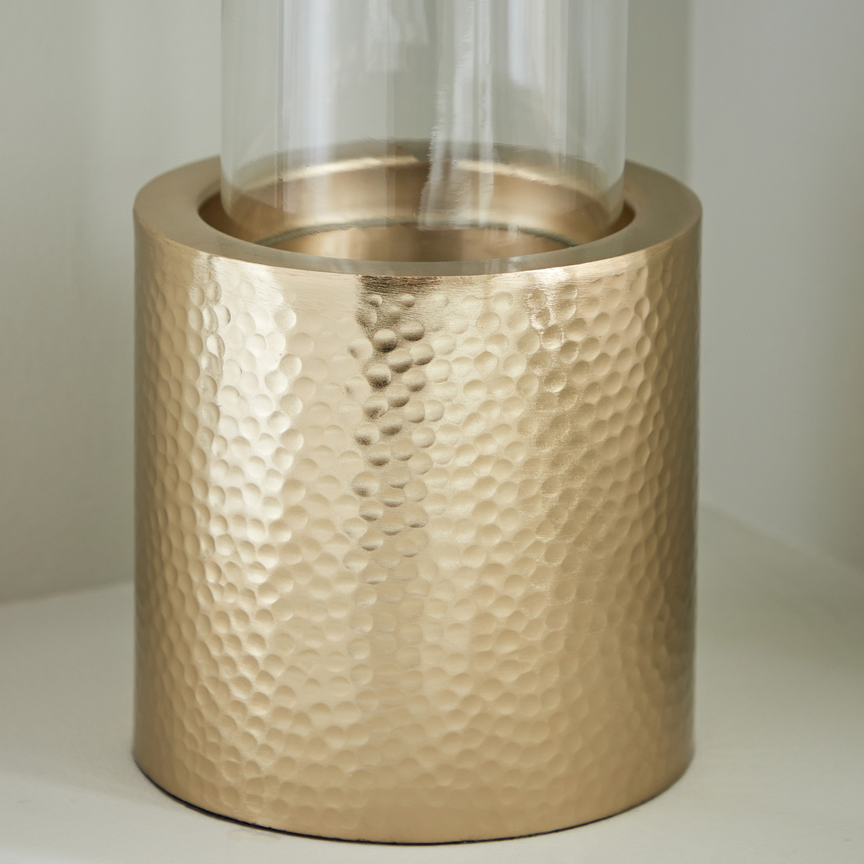 حامل شموع معدن بارز الملمس مع زجاج من ألفا - 12.5x12.5x25 سم-hbxlivingroom-decorandaccessories-candleholders-image-4