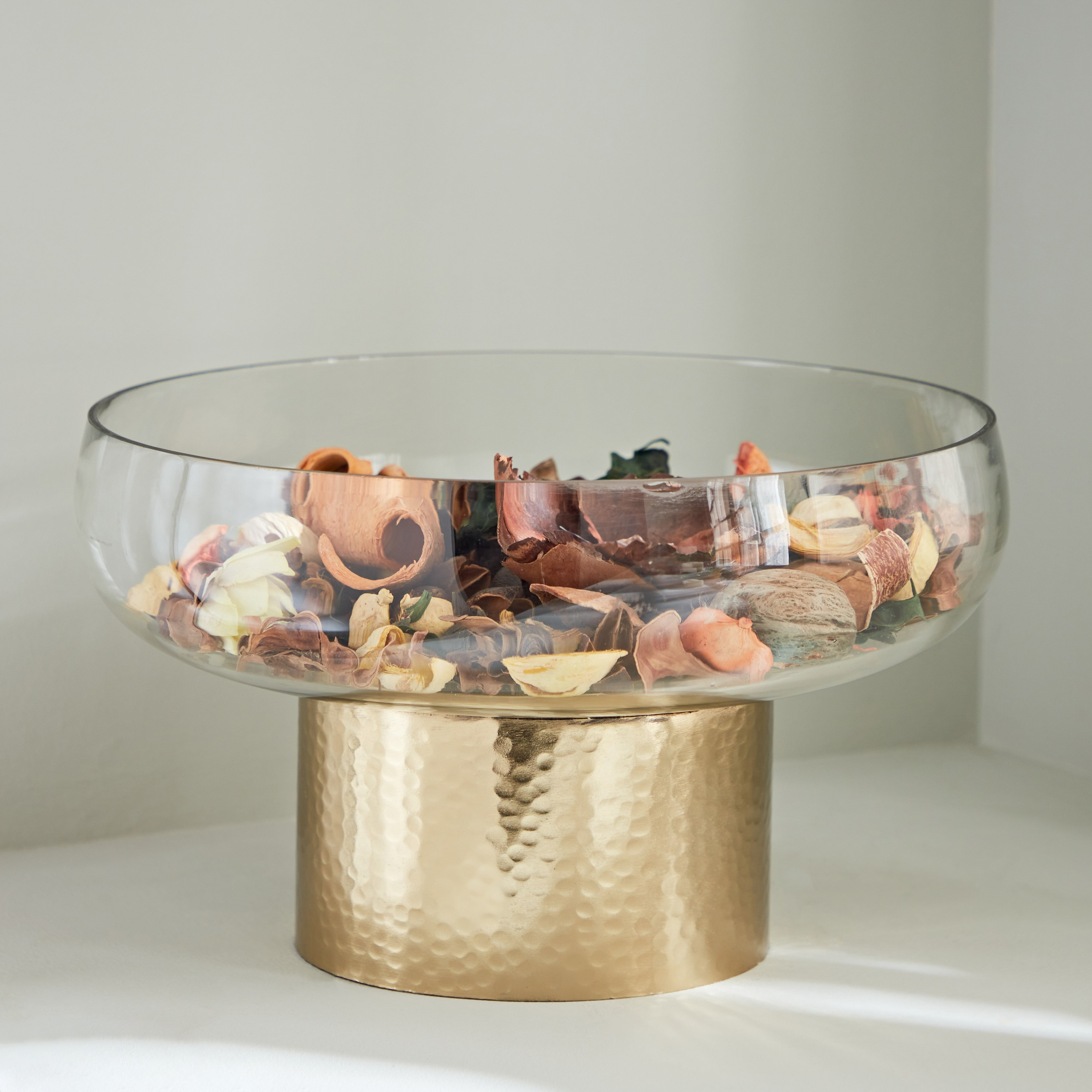 وعاء ديكور معدن بارز الملمس بزجاج شفاف من ألفا - 26.5x26.5x15 سم-hbxdecorandfurnishings-homeaccessories-bowls-image-1