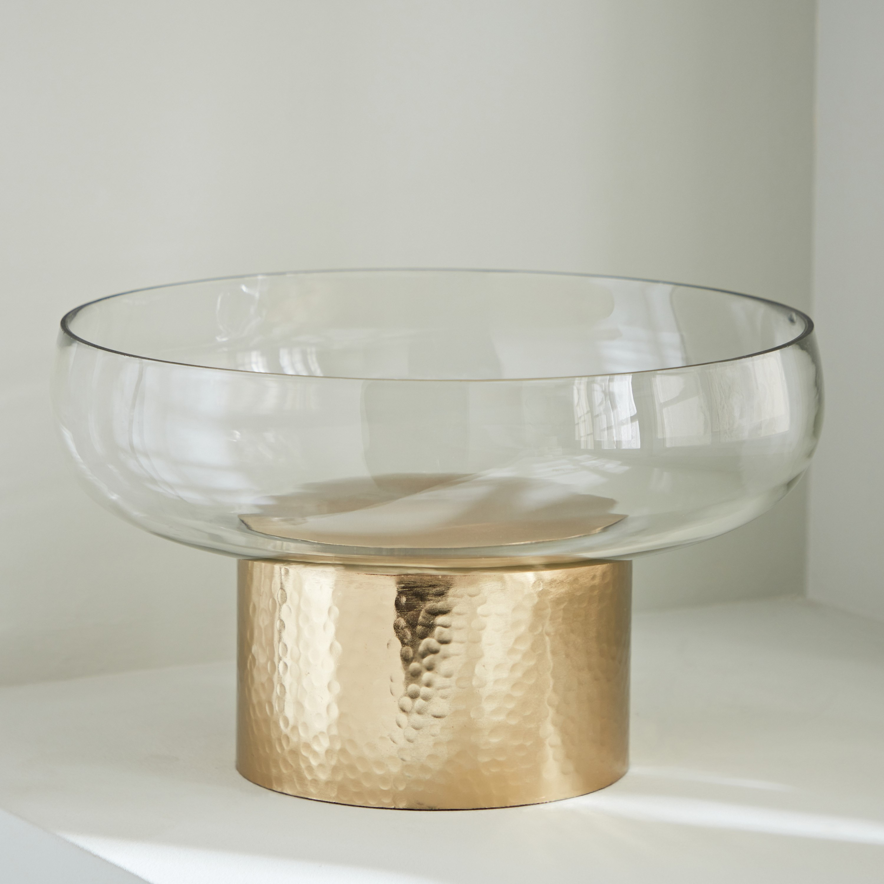 وعاء ديكور معدن بارز الملمس بزجاج شفاف من ألفا - 26.5x26.5x15 سم-hbxdecorandfurnishings-homeaccessories-bowls-image-2