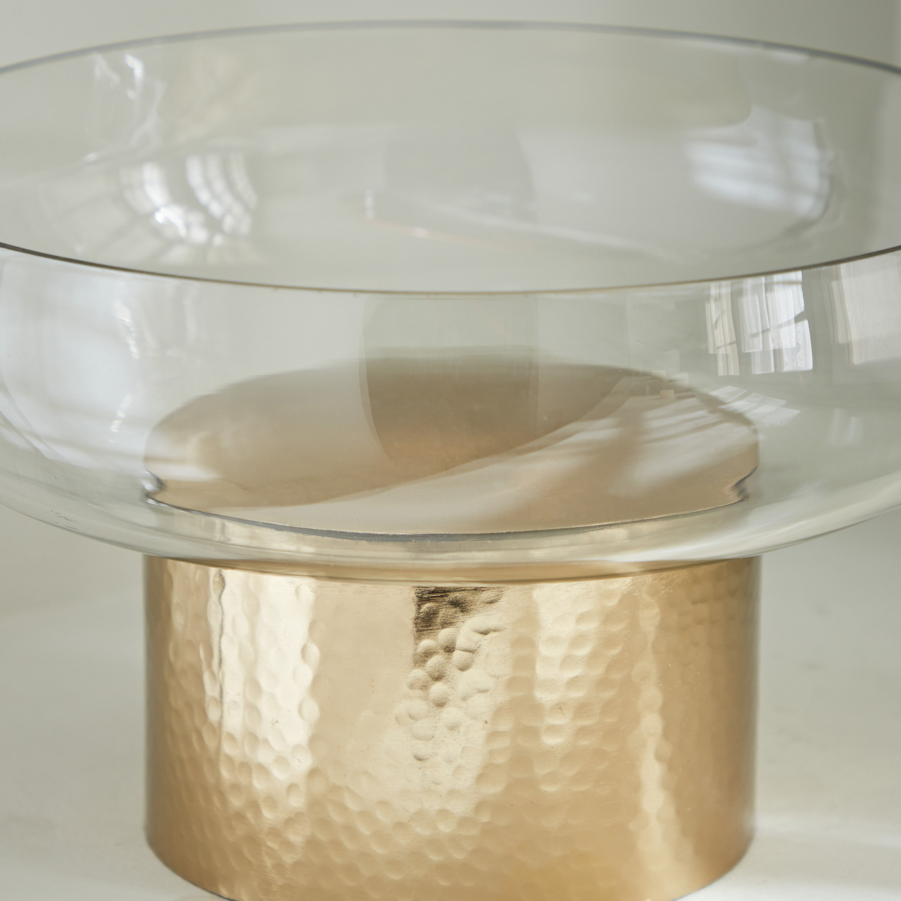 وعاء ديكور معدن بارز الملمس بزجاج شفاف من ألفا - 26.5x26.5x15 سم-hbxdecorandfurnishings-homeaccessories-bowls-image-3