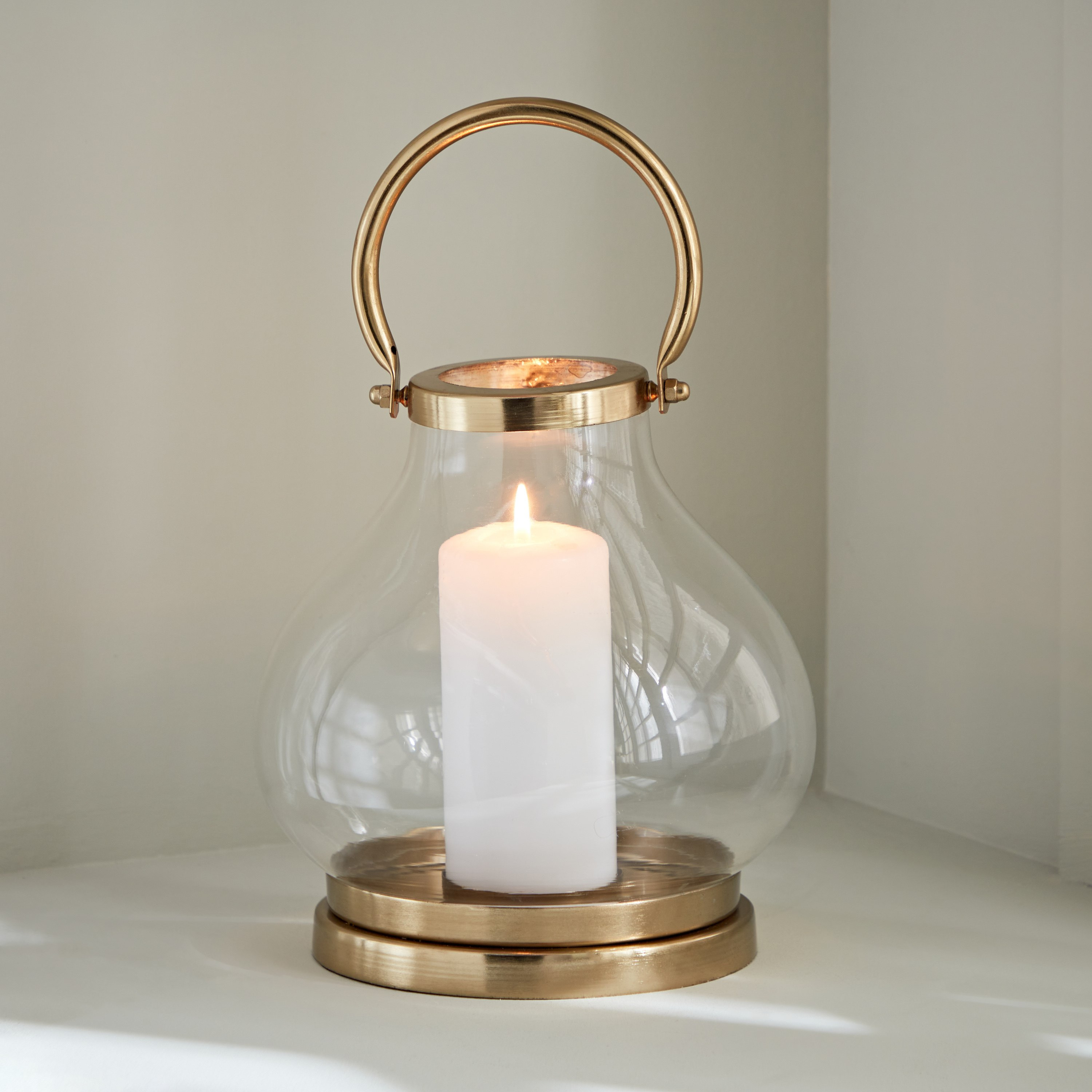 حامل شموع معدن وزجاج بمقبض من ألفا - 19x19x19 سم-hbxlivingroom-decorandaccessories-candleholders-image-1