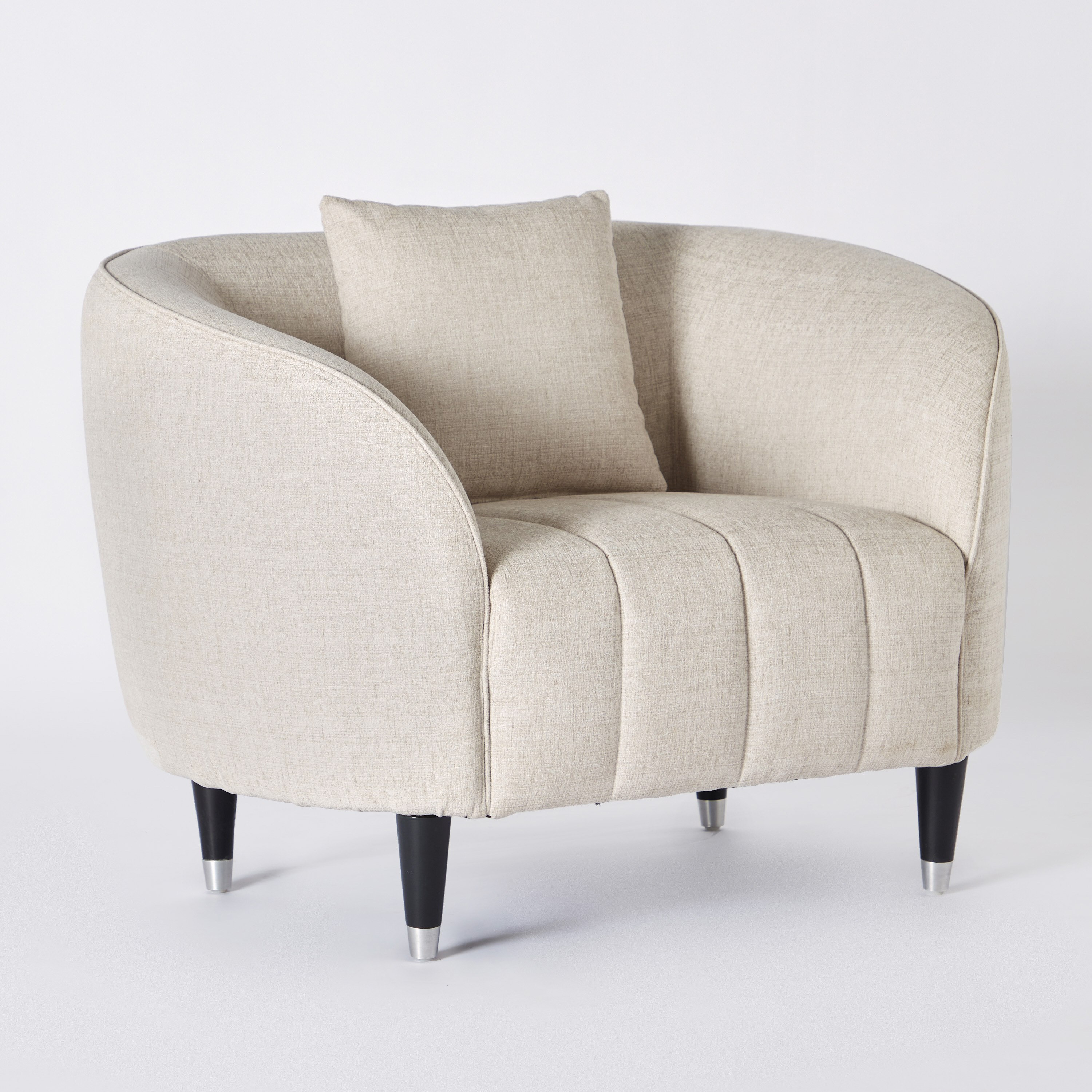 كرسي قماش بمساند ذراعين ووسادة من فيليكس-hbxlivingroom-sofasandarmchairs-sofas-image-11
