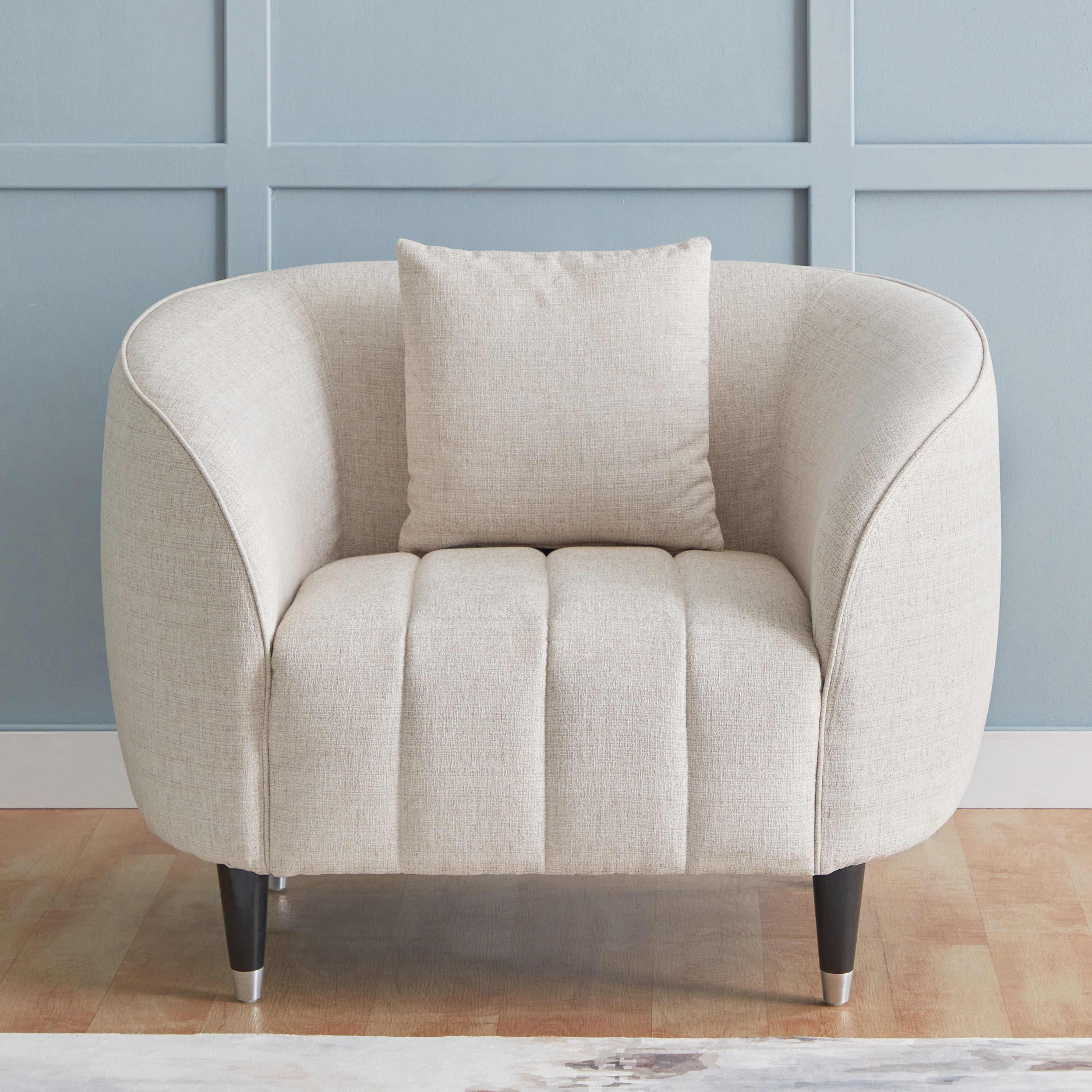 كرسي قماش بمساند ذراعين ووسادة من فيليكس-hbxlivingroom-sofasandarmchairs-sofas-image-2