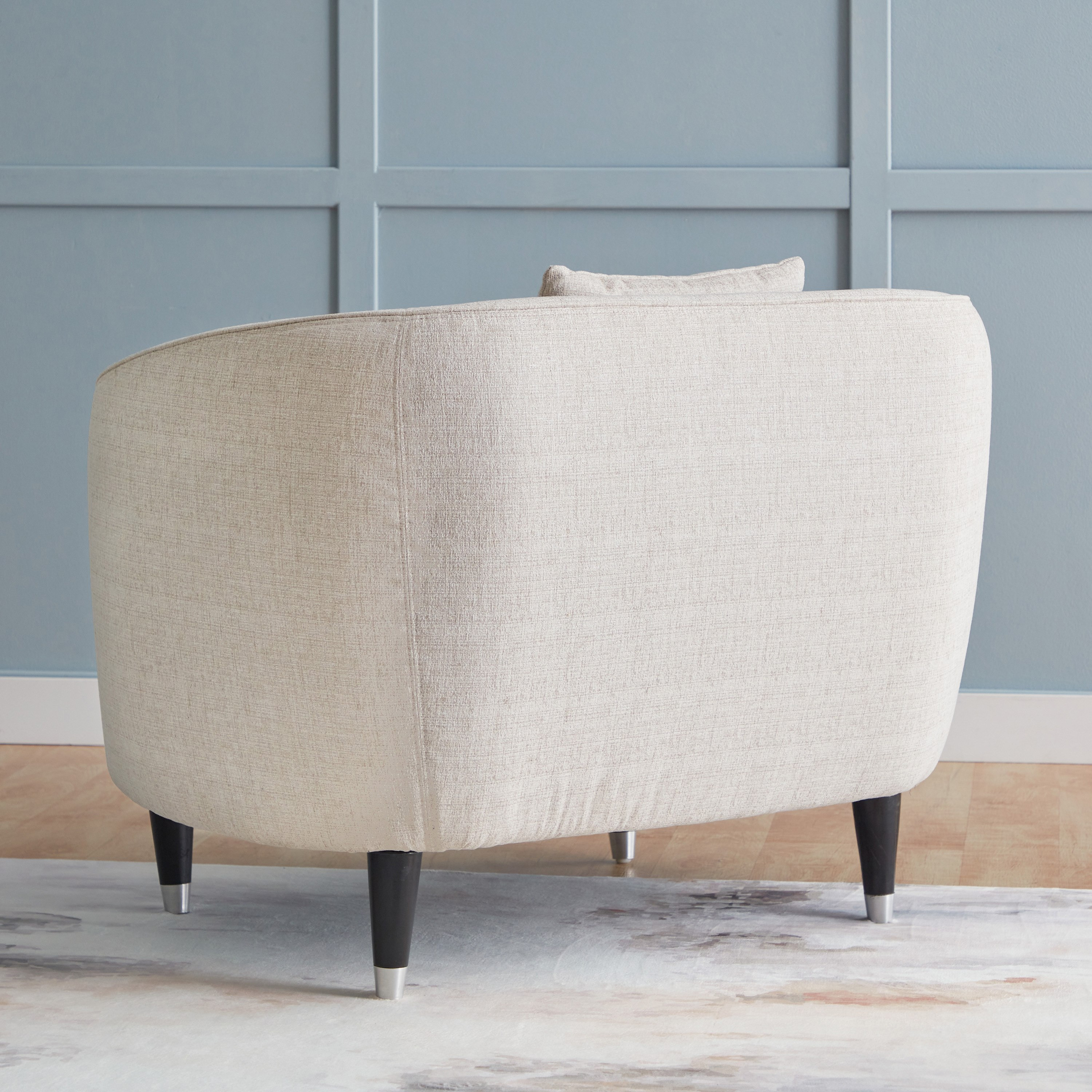 كرسي قماش بمساند ذراعين ووسادة من فيليكس-hbxlivingroom-sofasandarmchairs-sofas-image-3