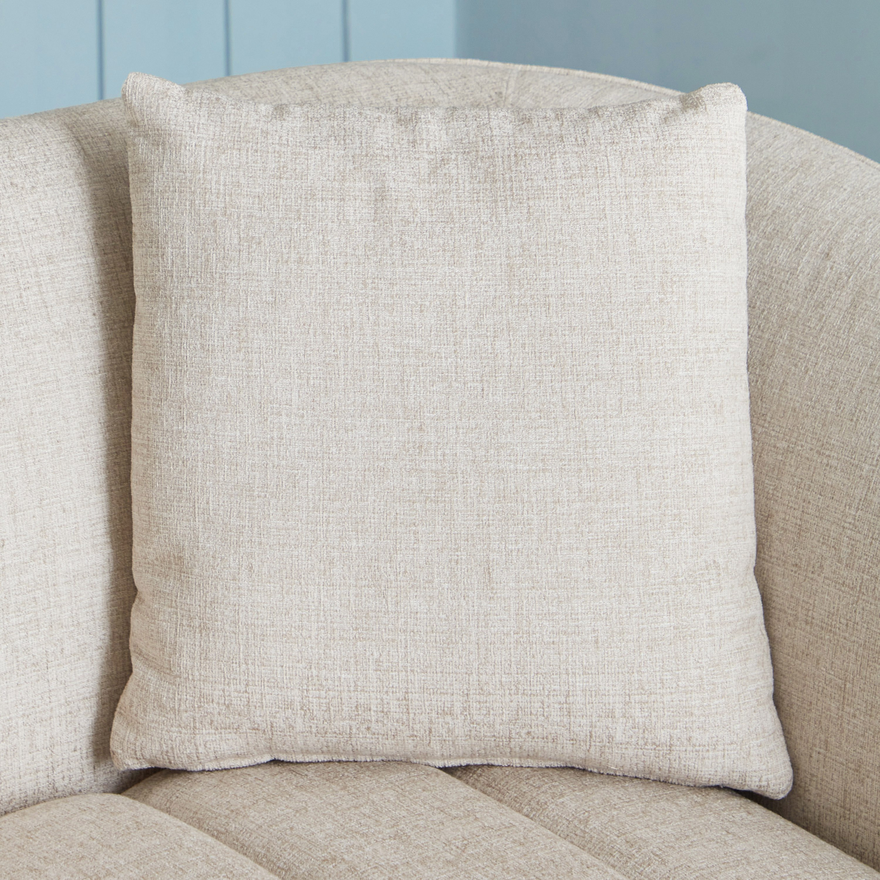كرسي قماش بمساند ذراعين ووسادة من فيليكس-hbxlivingroom-sofasandarmchairs-sofas-image-7