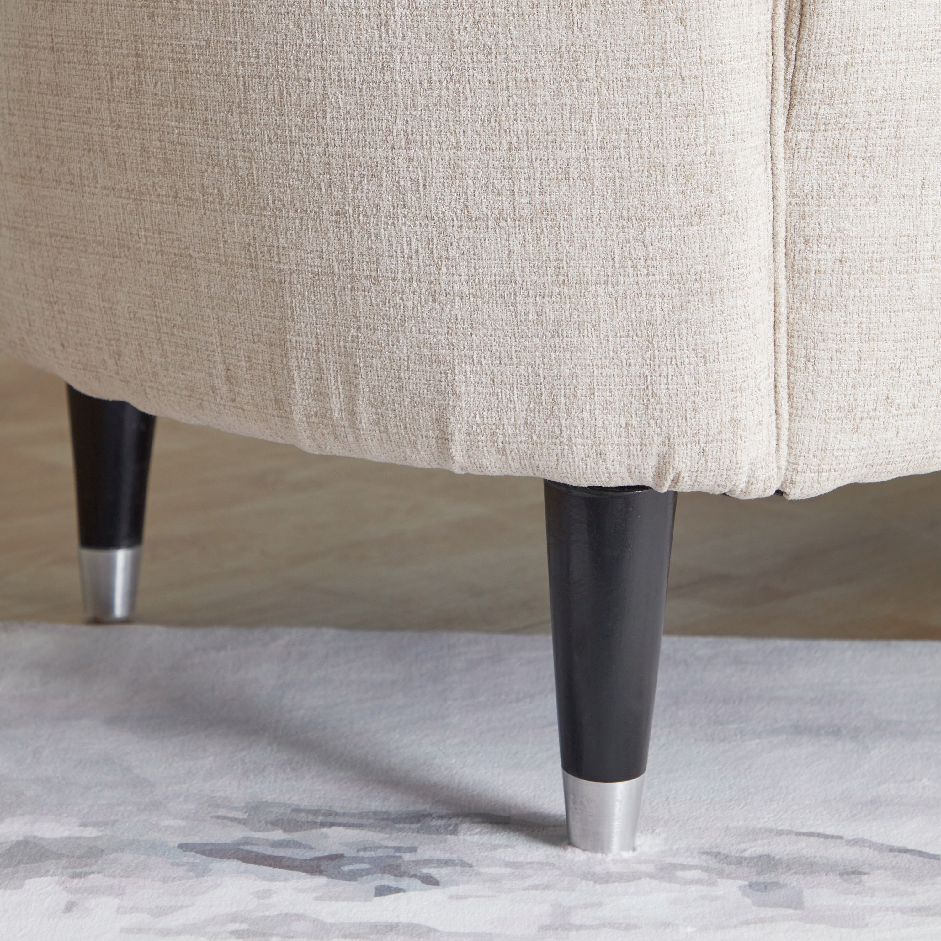 كرسي قماش بمساند ذراعين ووسادة من فيليكس-hbxlivingroom-sofasandarmchairs-sofas-image-8