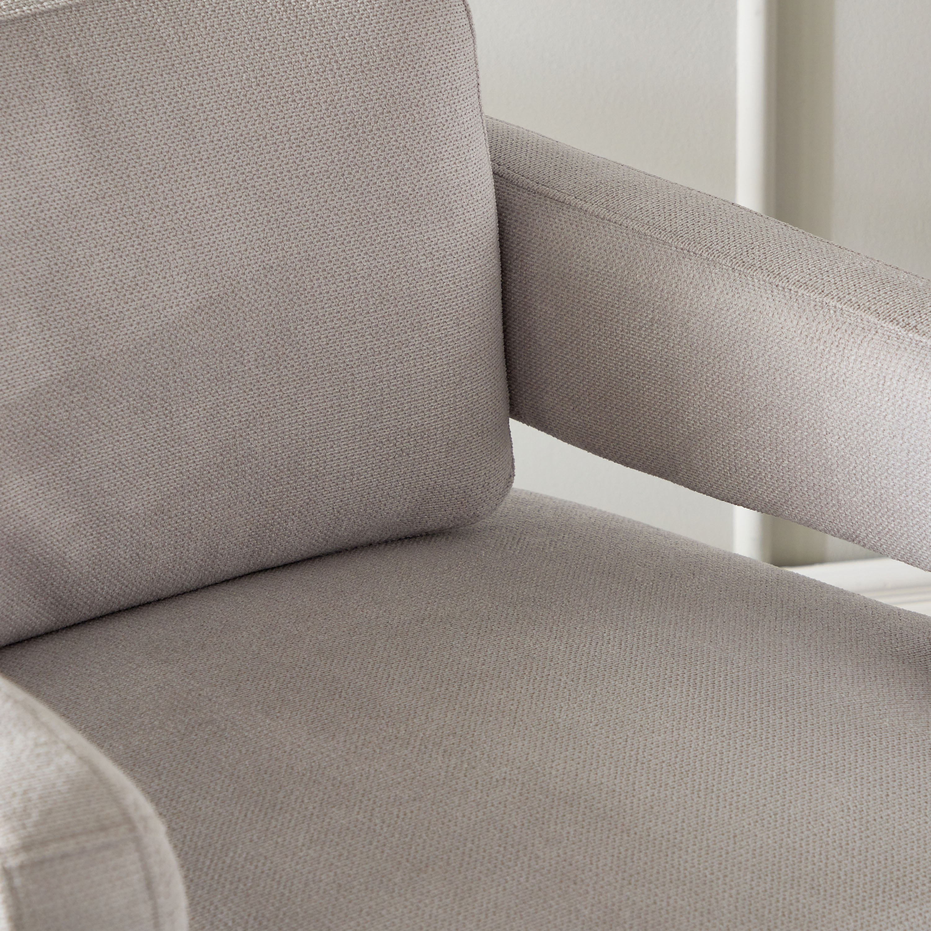 كرسي سويفت قماش من بلومينغديل-hbxlivingroom-sofasandarmchairs-easychairs-image-4