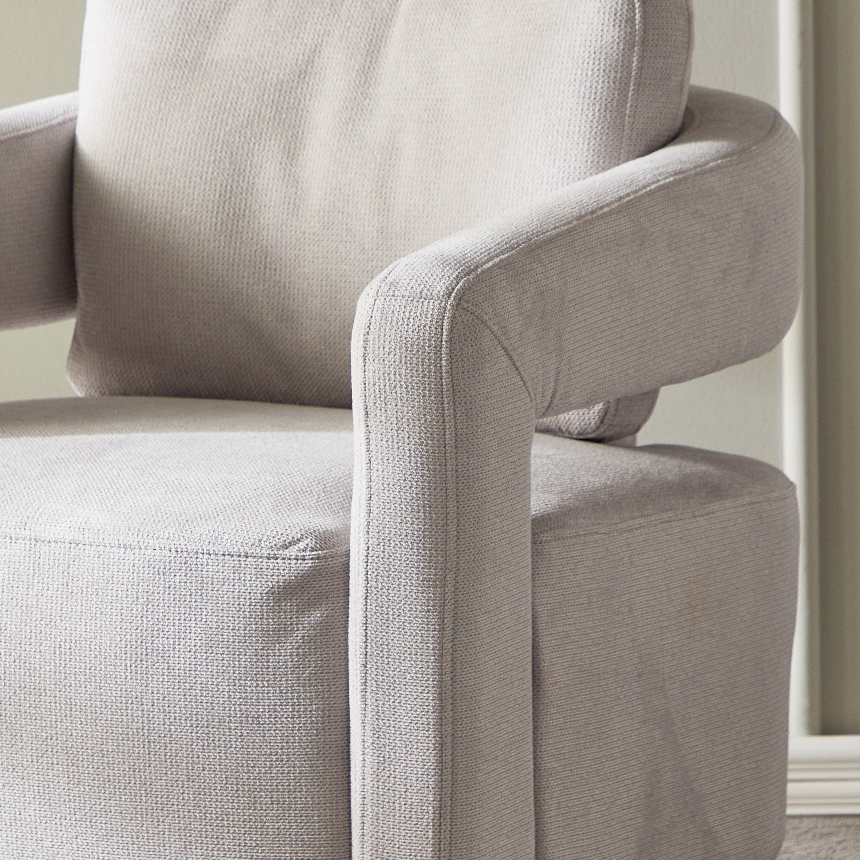 كرسي سويفت قماش من بلومينغديل-hbxlivingroom-sofasandarmchairs-easychairs-image-5