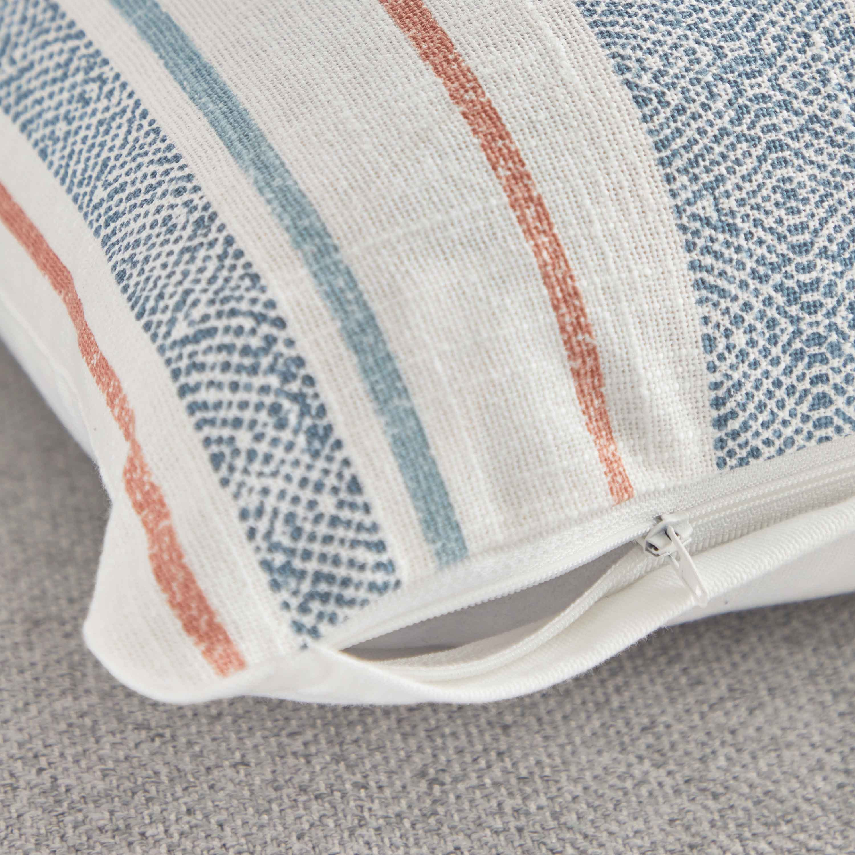 وسادة محشوة بطبعات وطية وزر من سي بريز - 30x50 سم-hbxlivingroom-furnishings-cushionsandcovers-filledcushions-image-4