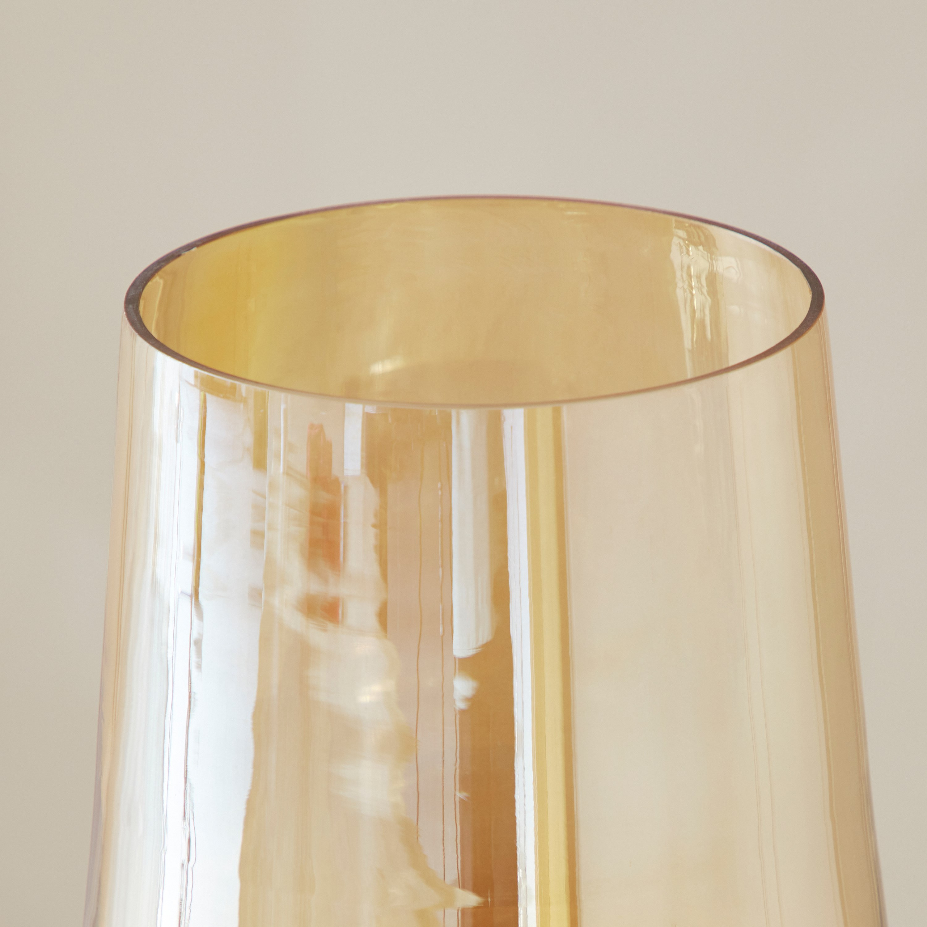 حامل شموع هوريكاين زجاجي لامع عنبري مع قاعدة خشب طبيعي من جلير - 17.5x17.5x28 سم-hbxlivingroom-decorandaccessories-candleholders-image-3