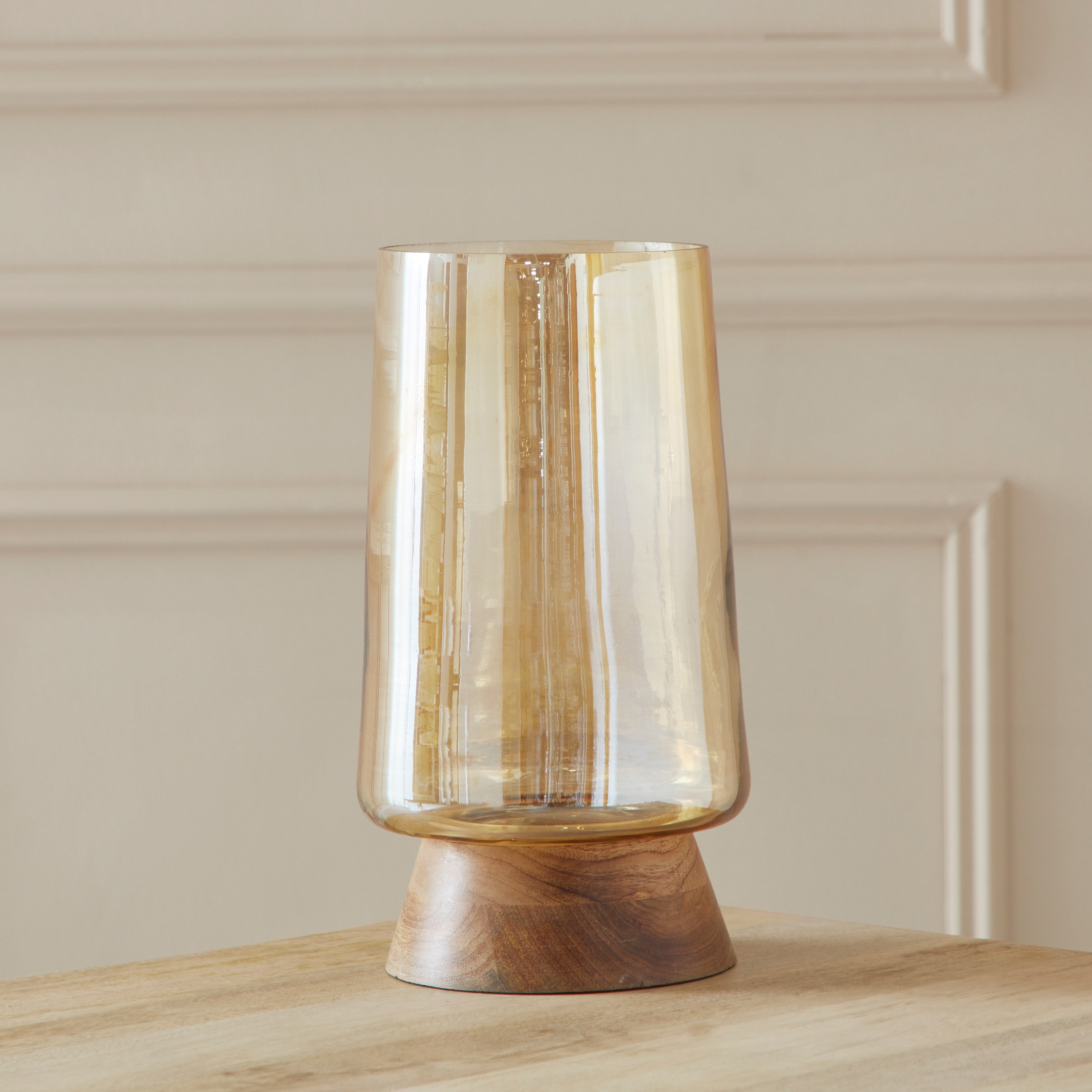 حامل شموع هوريكاين زجاجي لامع عنبري مع قاعدة خشب طبيعي من جلير - 20x20x36 سم-hbxlivingroom-decorandaccessories-candleholders-image-2
