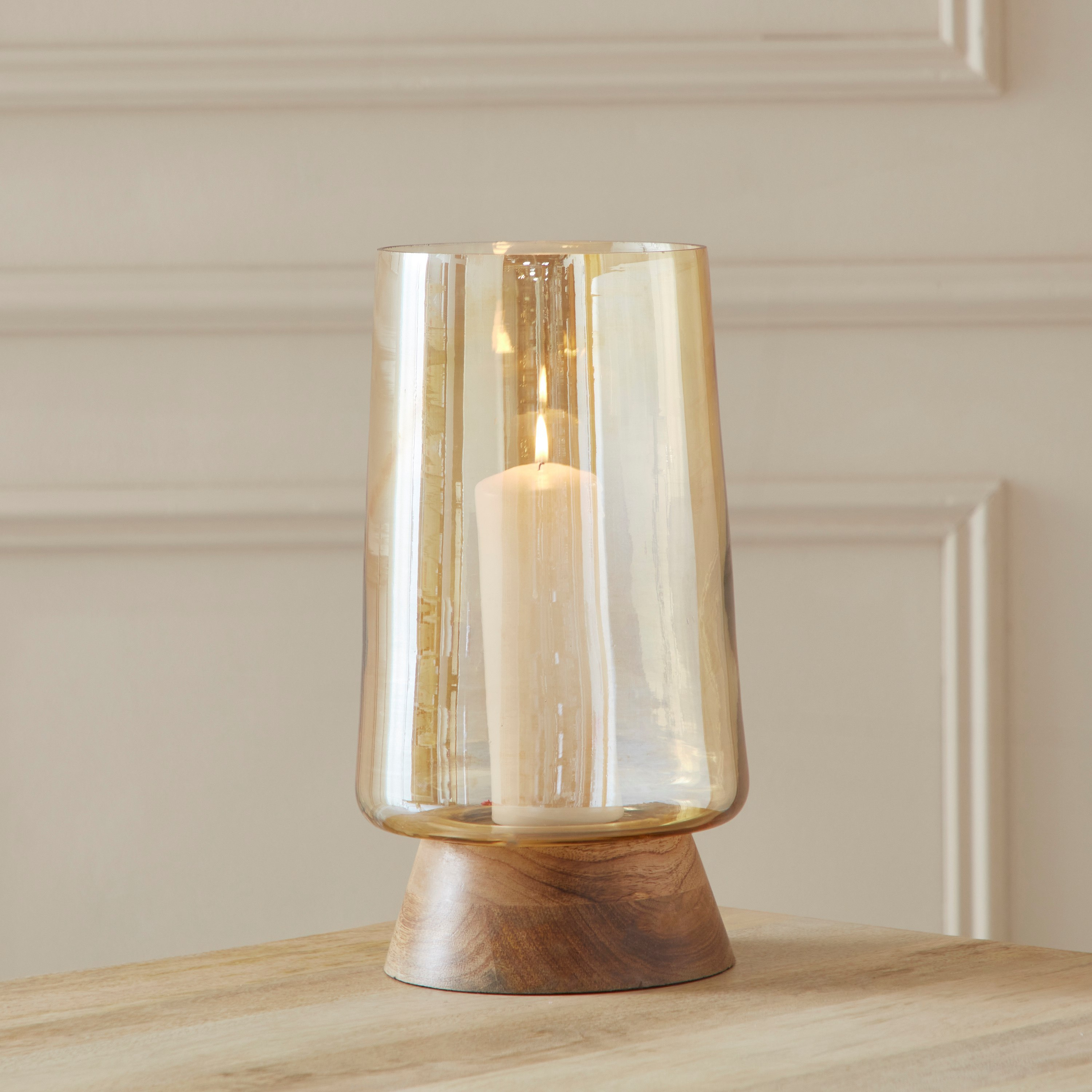 حامل شموع هوريكاين زجاجي لامع عنبري مع قاعدة خشب طبيعي من جلير - 20x20x36 سم-hbxlivingroom-decorandaccessories-candleholders-image-1
