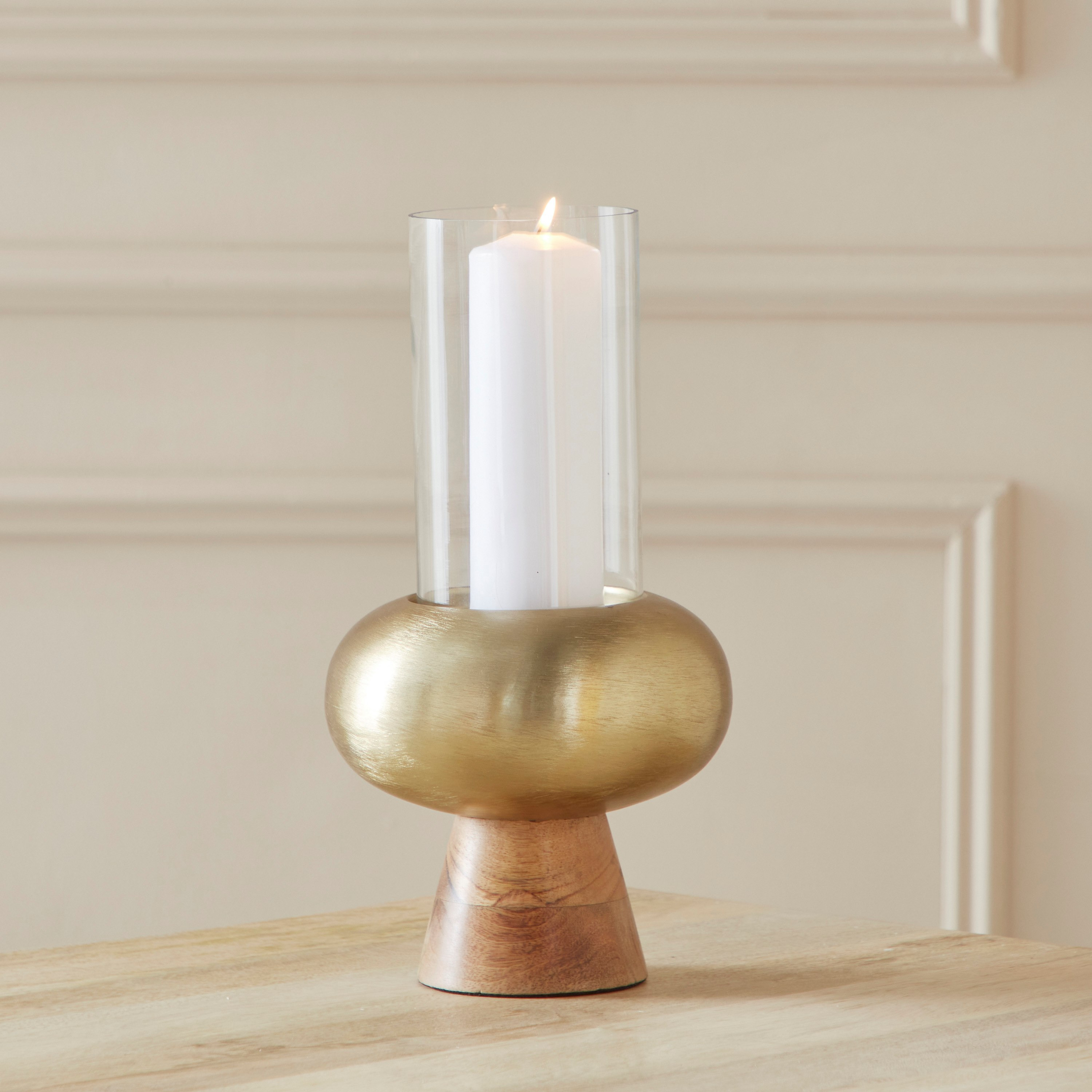 حامل شموع هوريكاين معدني مستدير مع قاعدة خشب طبيعي من جلير - 18.5x18.5x34 سم-hbxlivingroom-decorandaccessories-candleholders-image-1