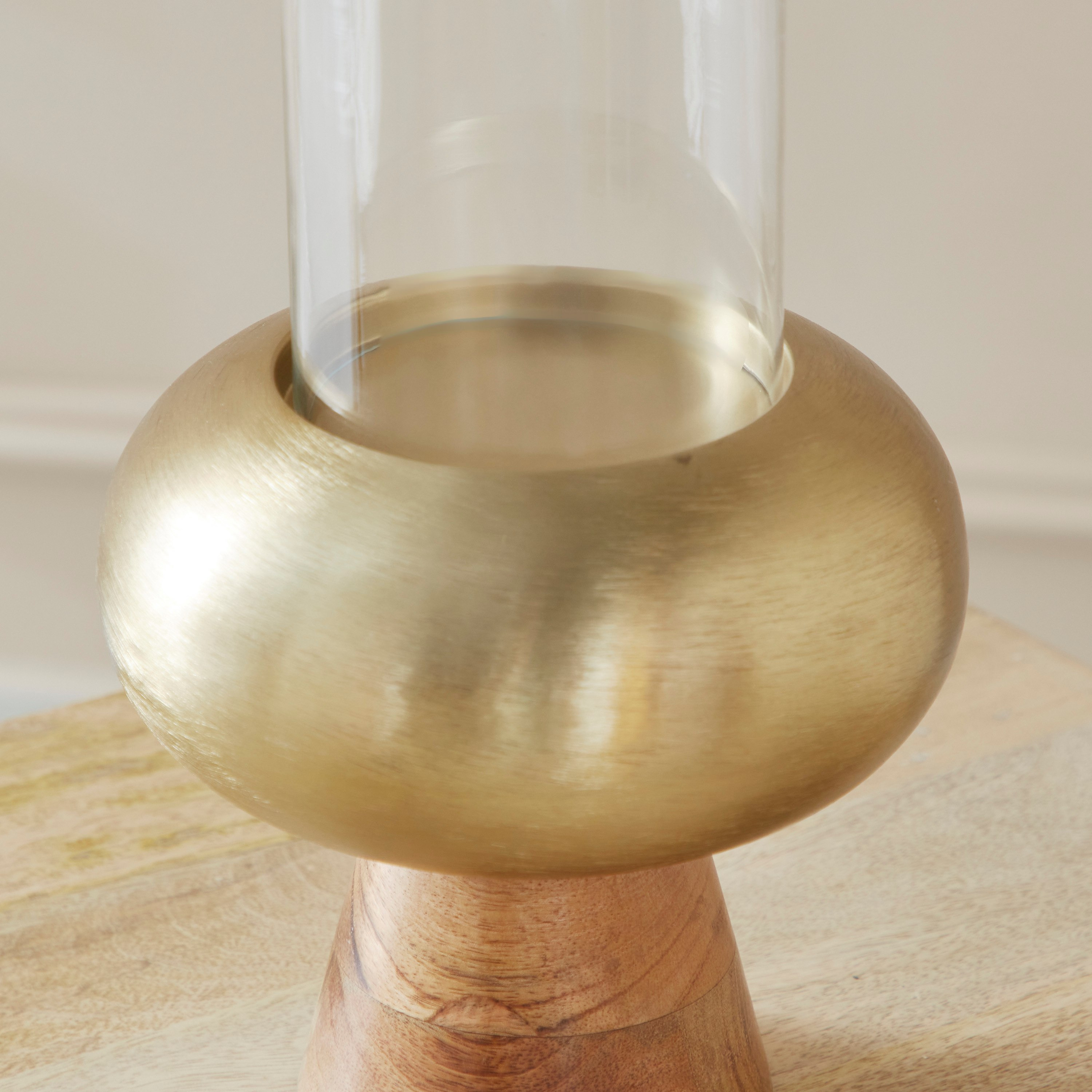 حامل شموع هوريكاين معدني مستدير مع قاعدة خشب طبيعي من جلير - 18.5x18.5x34 سم-hbxlivingroom-decorandaccessories-candleholders-image-3