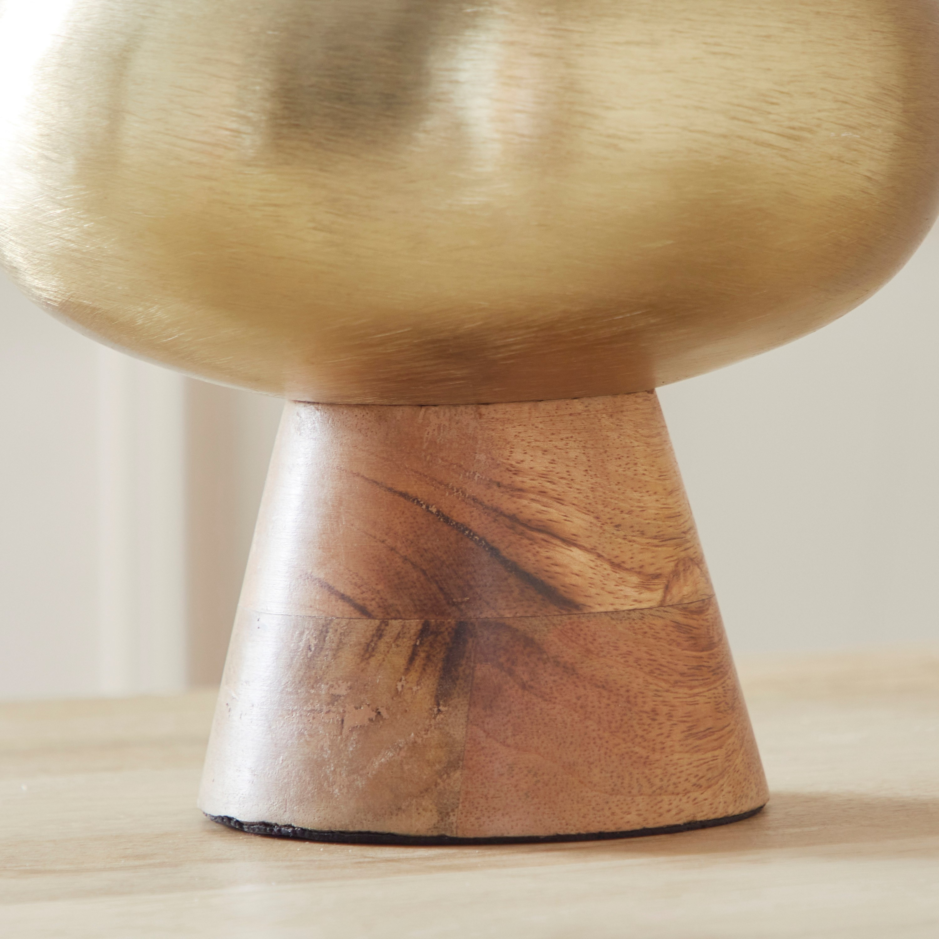 حامل شموع هوريكاين معدني مستدير مع قاعدة خشب طبيعي من جلير - 18.5x18.5x34 سم-hbxlivingroom-decorandaccessories-candleholders-image-5
