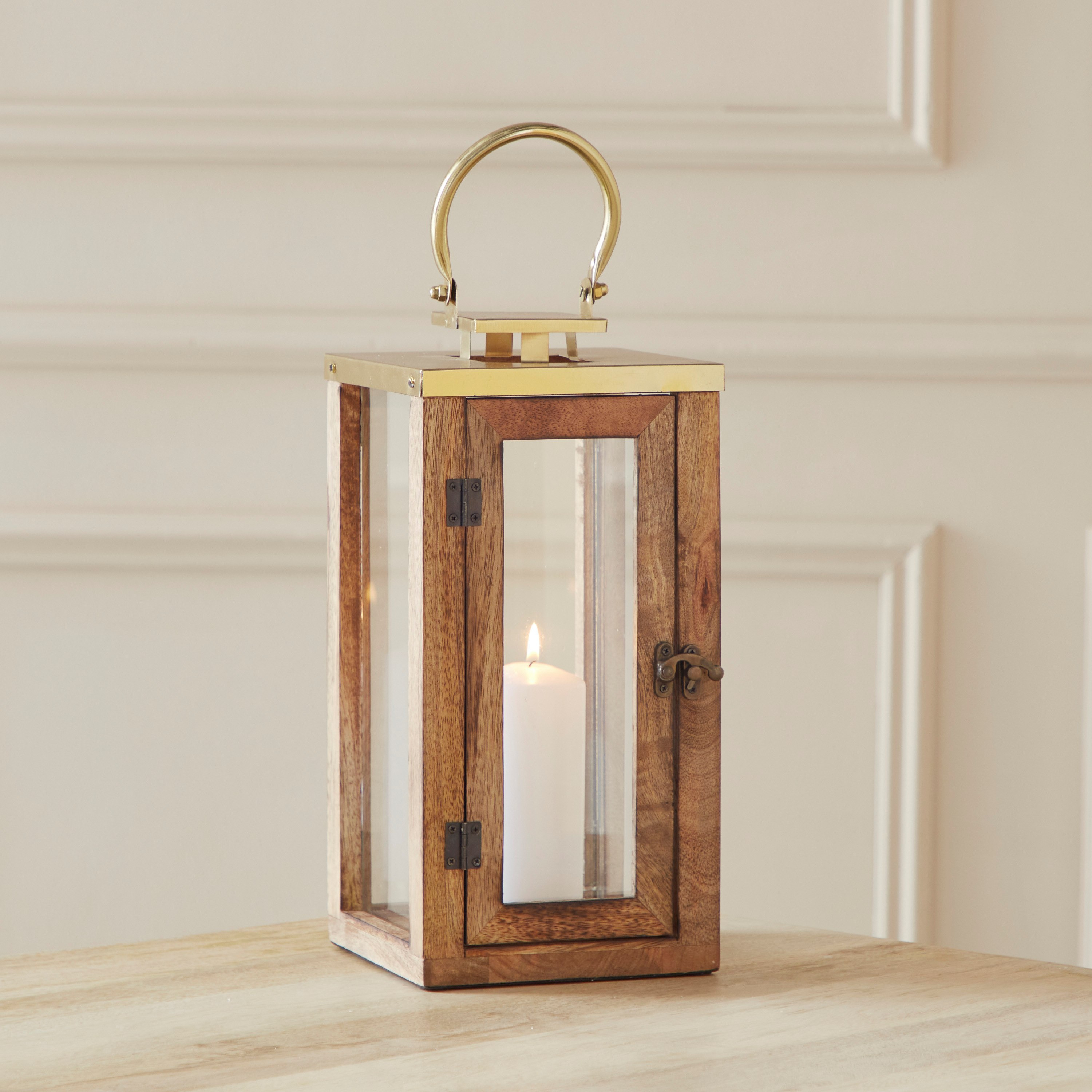 فانوس مودرن من الخشب الطبيعي مع مقبض معدني من جلير - 16x16x35.5 سم-hbxdecorandfurnishings-homeaccessories-lanterns-image-1