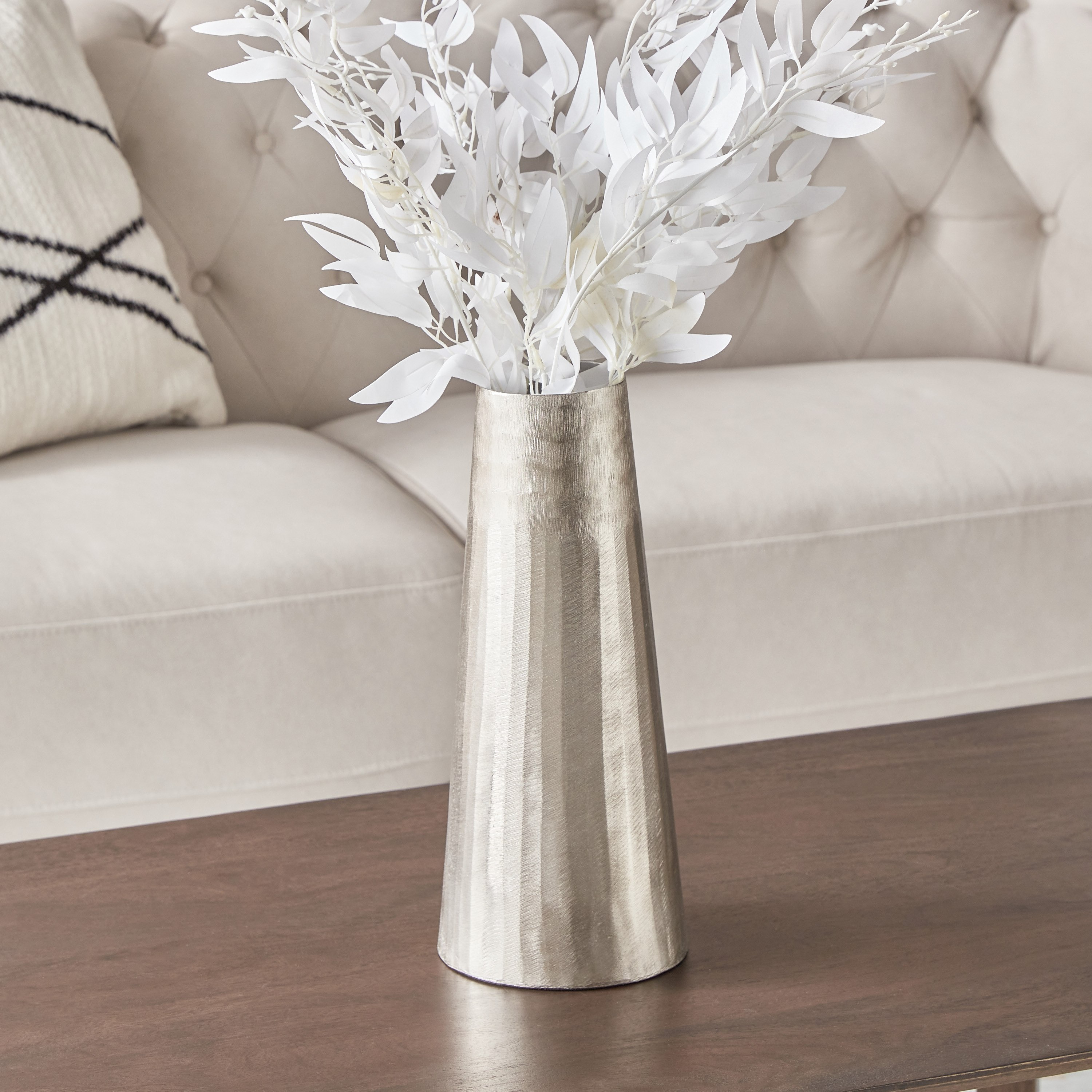مزهرية ألومنيوم بارزة الملمس من كلوي - 15x15x33 سم-hbxbedroom-decorandaccessories-vases-image-1