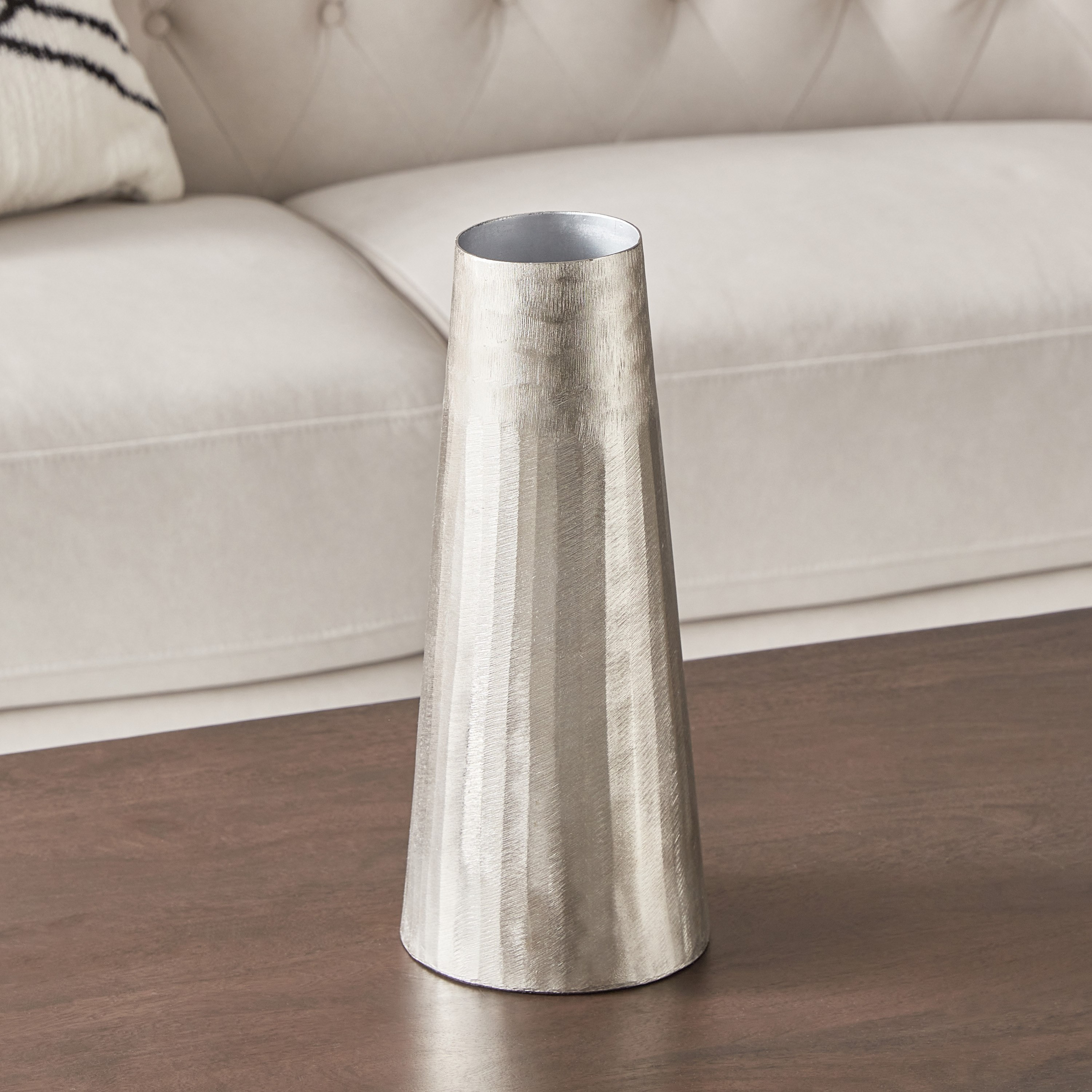 مزهرية ألومنيوم بارزة الملمس من كلوي - 15x15x33 سم-hbxbedroom-decorandaccessories-vases-image-2