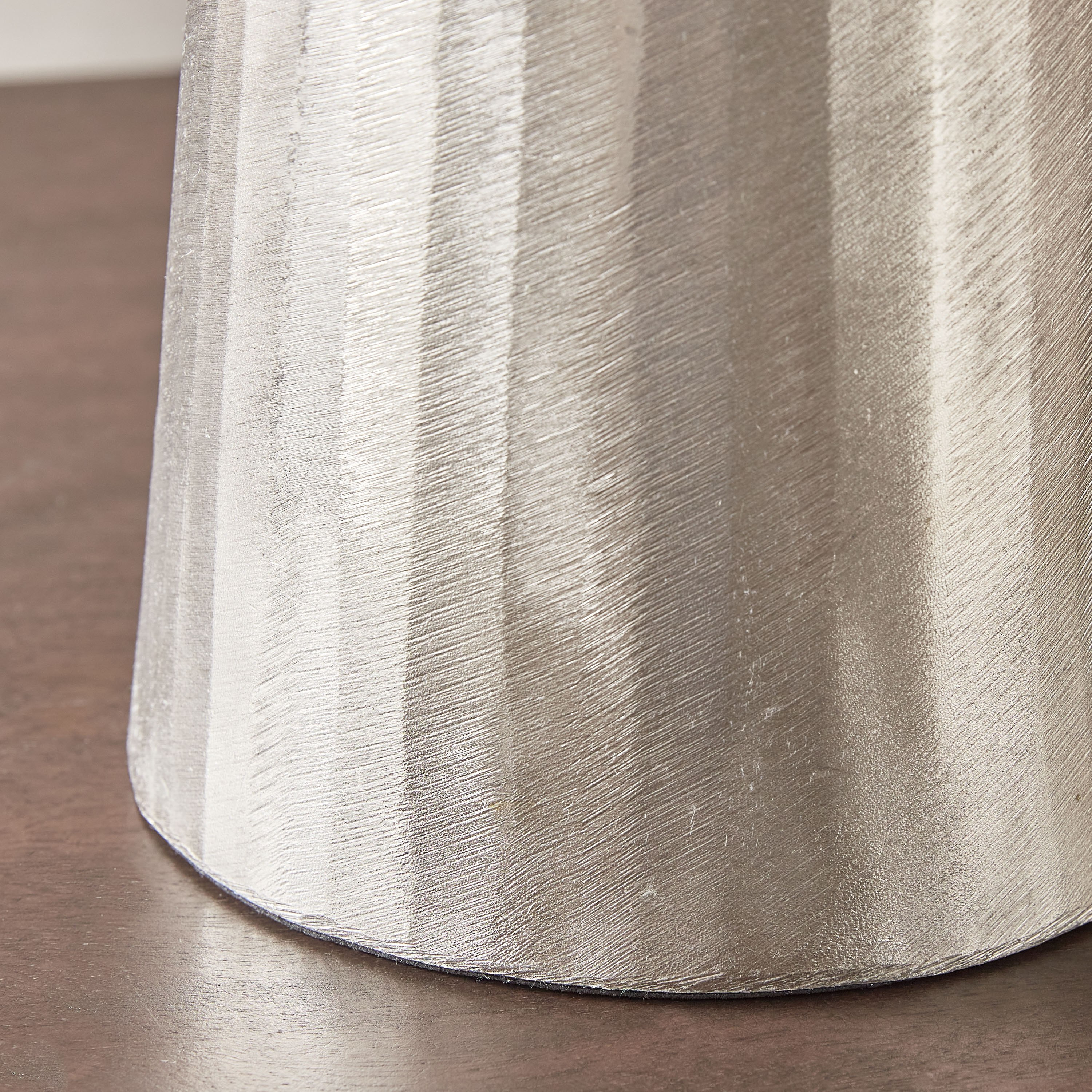 مزهرية ألومنيوم بارزة الملمس من كلوي - 15x15x33 سم-hbxbedroom-decorandaccessories-vases-image-4