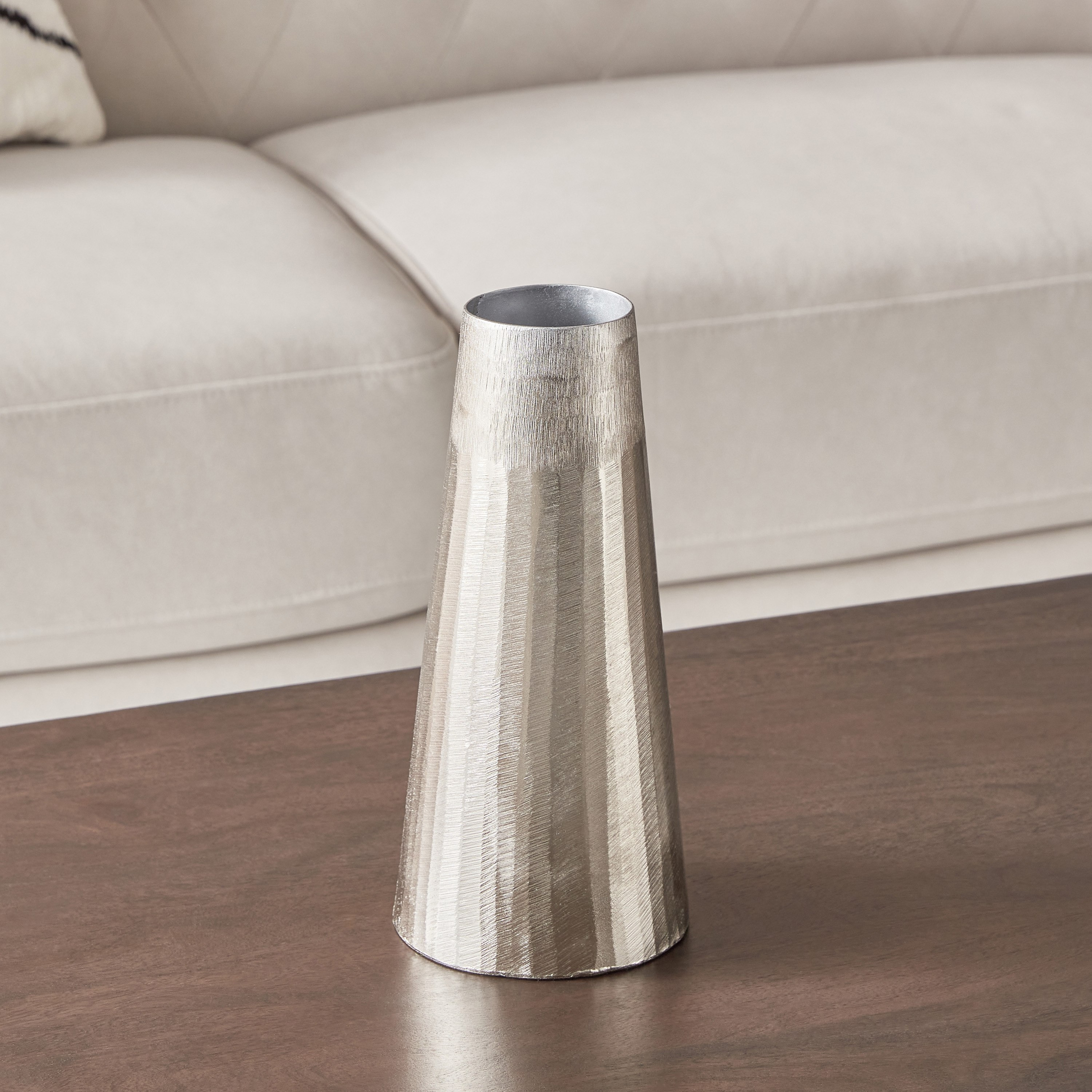 مزهرية ألومنيوم بارزة الملمس من كلوي - 13x13x28 سم-hbxbedroom-decorandaccessories-vases-image-2