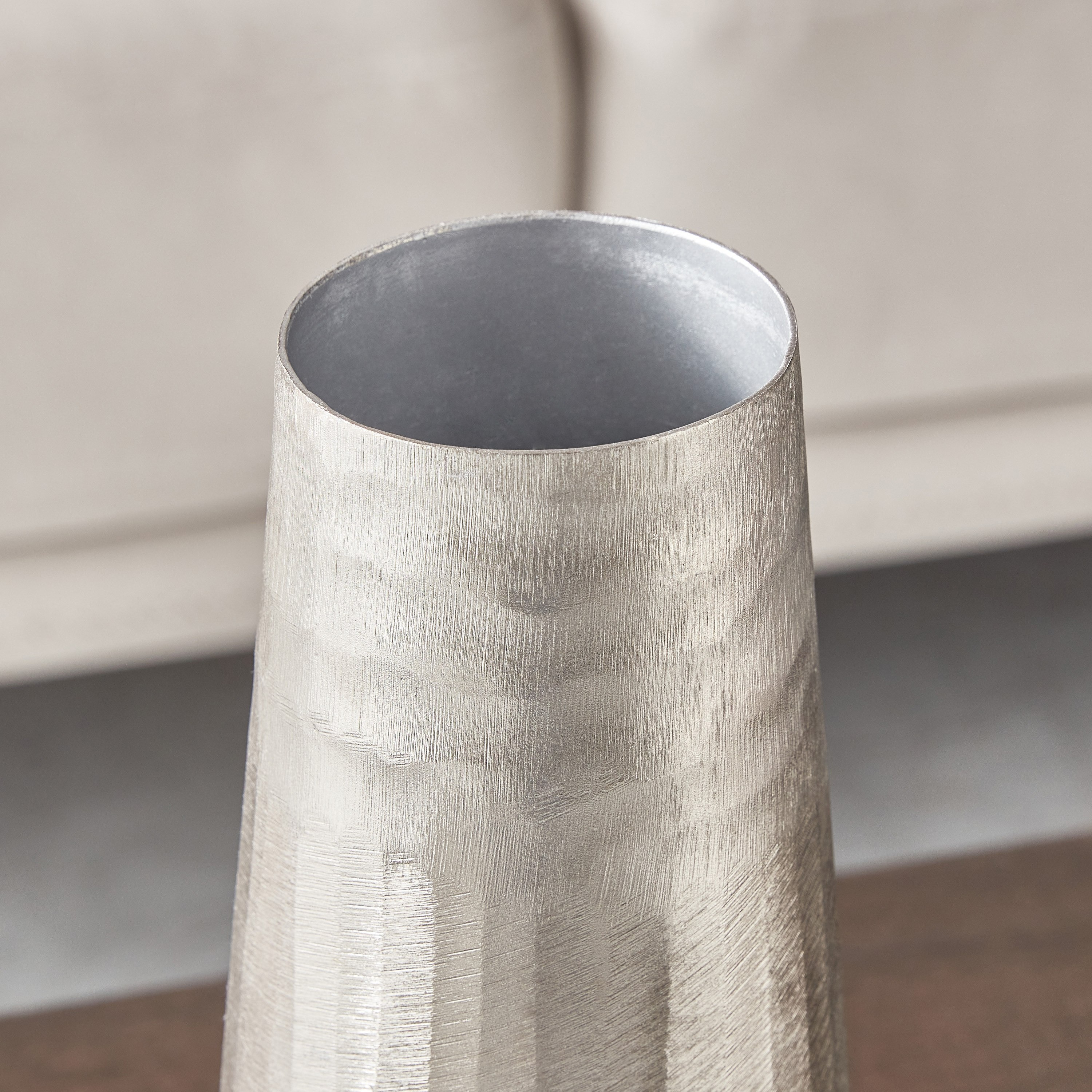 مزهرية ألومنيوم بارزة الملمس من كلوي - 13x13x28 سم-hbxbedroom-decorandaccessories-vases-image-3