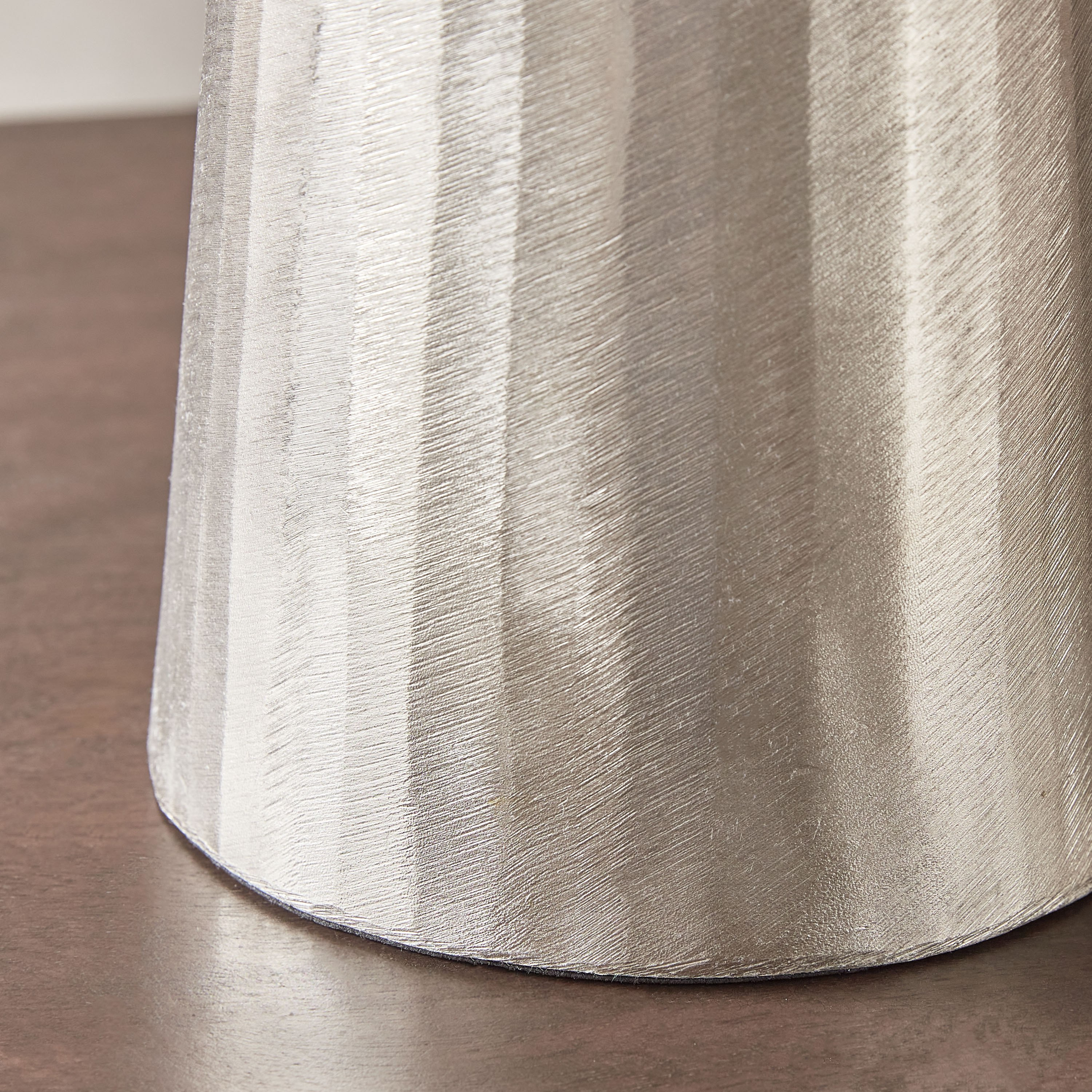 مزهرية ألومنيوم بارزة الملمس من كلوي - 13x13x28 سم-hbxbedroom-decorandaccessories-vases-image-4