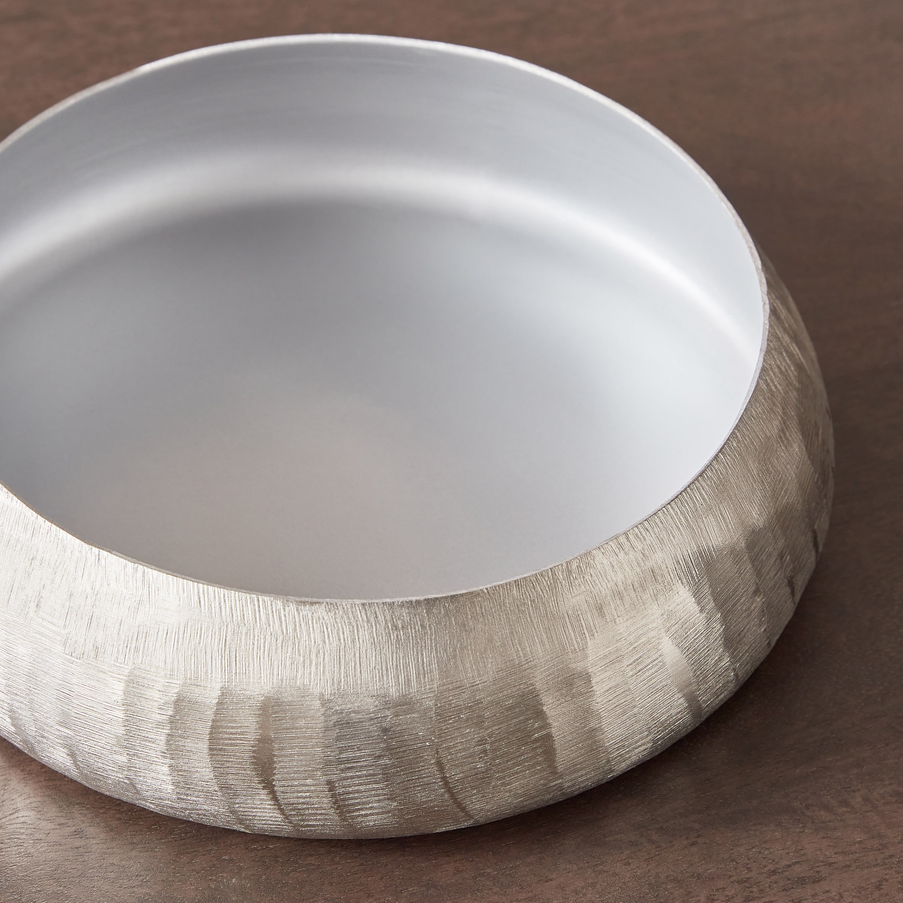 وعاء ألومنيوم بارز الملمس من كلوي - 26x26x7 سم-hbxdecorandfurnishings-homeaccessories-bowls-image-3