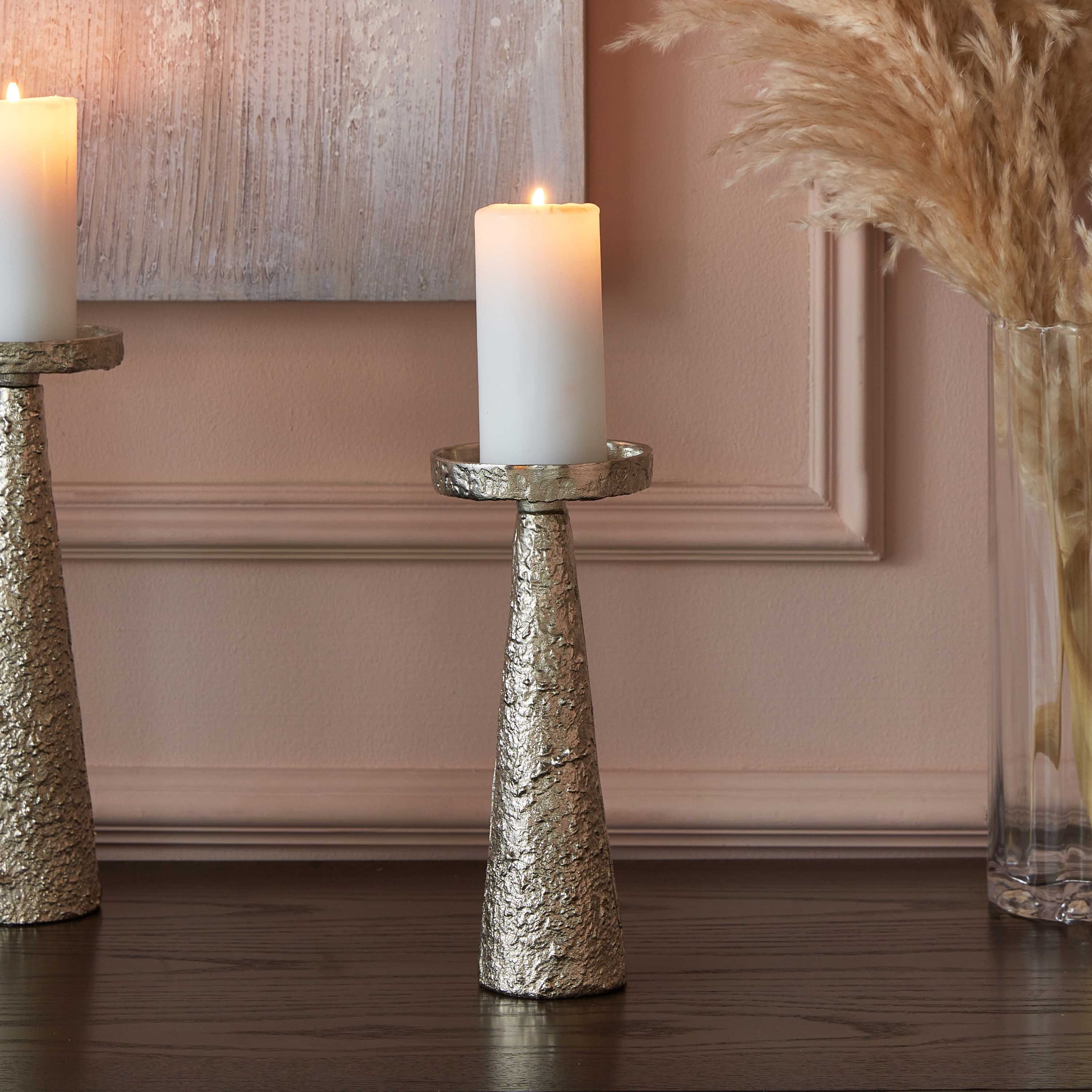 حامل شموع عمودية بارز الملمس من رقائق الألومنيوم من كلوي - 10x10x24 سم-hbxlivingroom-decorandaccessories-candleholders-image-1