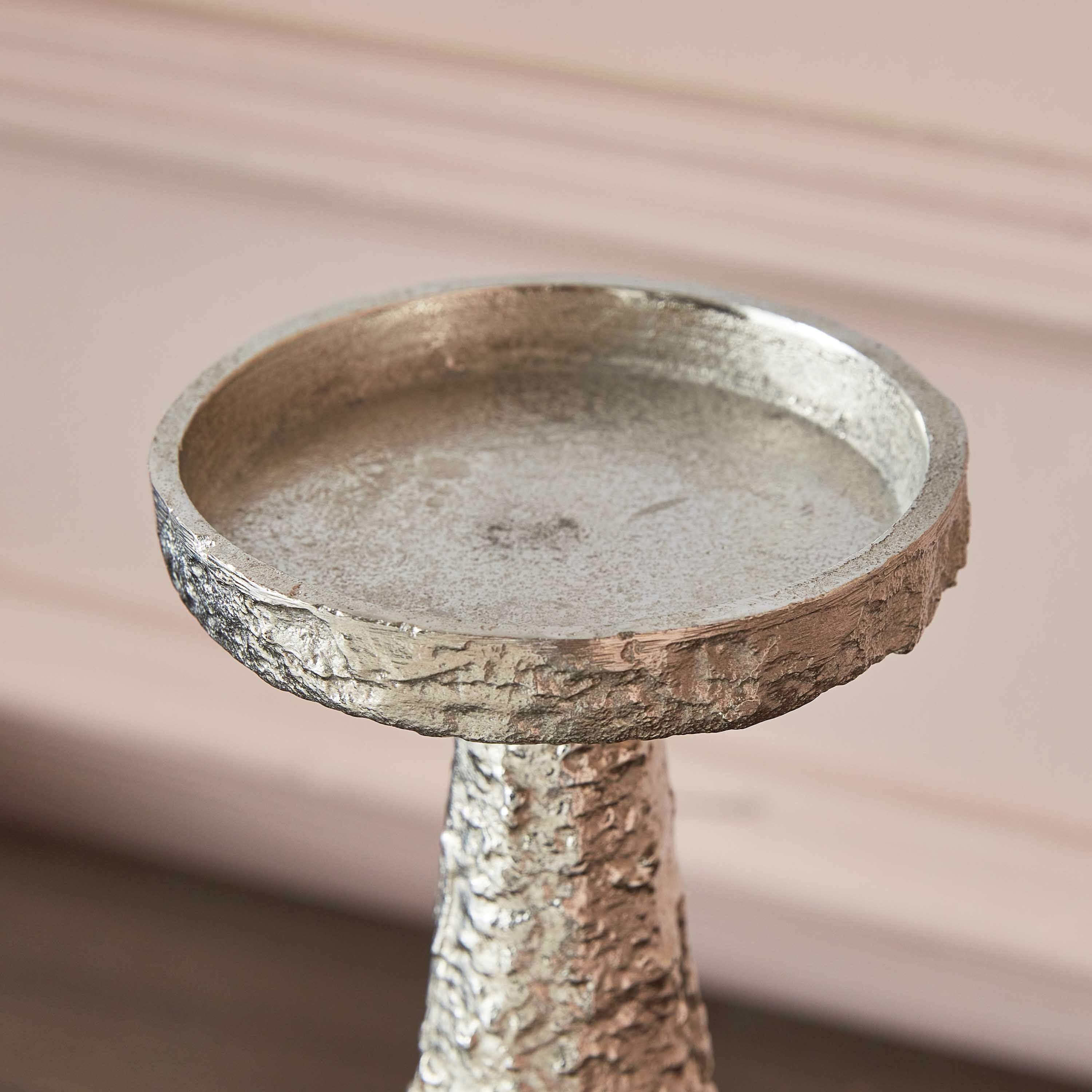 حامل شموع عمودية بارز الملمس من رقائق الألومنيوم من كلوي - 10x10x24 سم-hbxlivingroom-decorandaccessories-candleholders-image-3