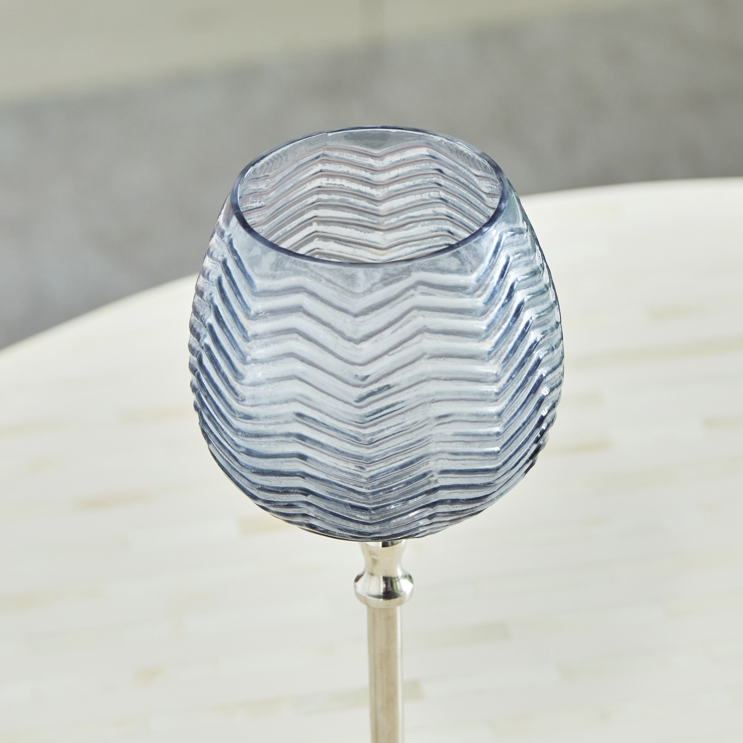 فانوس زجاجي بارز الملمس بقاعدة معدنية من النيكل من سواف - 8.5x8.5x28 سم-hbxlivingroom-decorandaccessories-candleholders-image-3