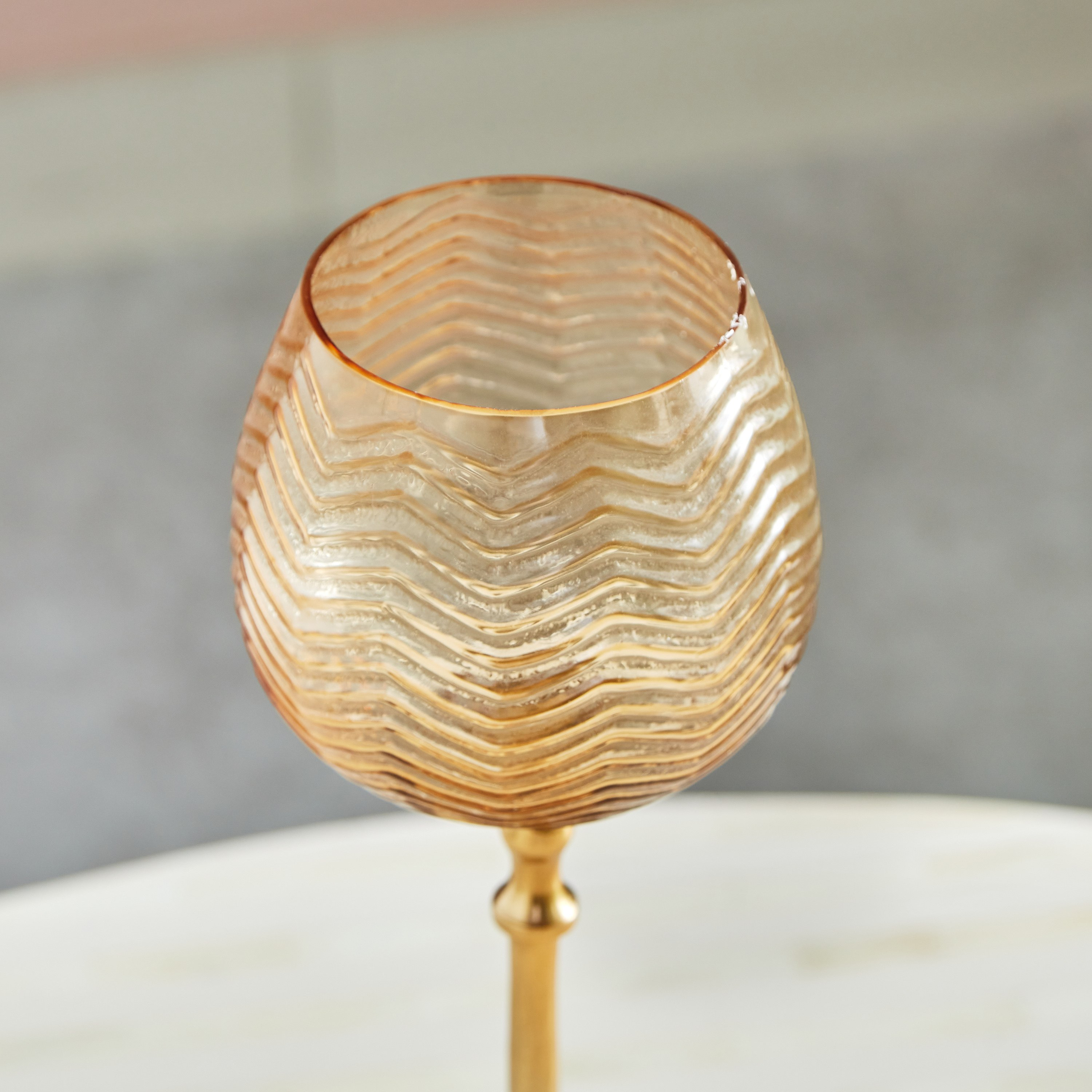 فانوس زجاجي بارز الملمس بقاعدة معدنية من سواف - 10x10x34 سم-hbxlivingroom-decorandaccessories-candleholders-image-3