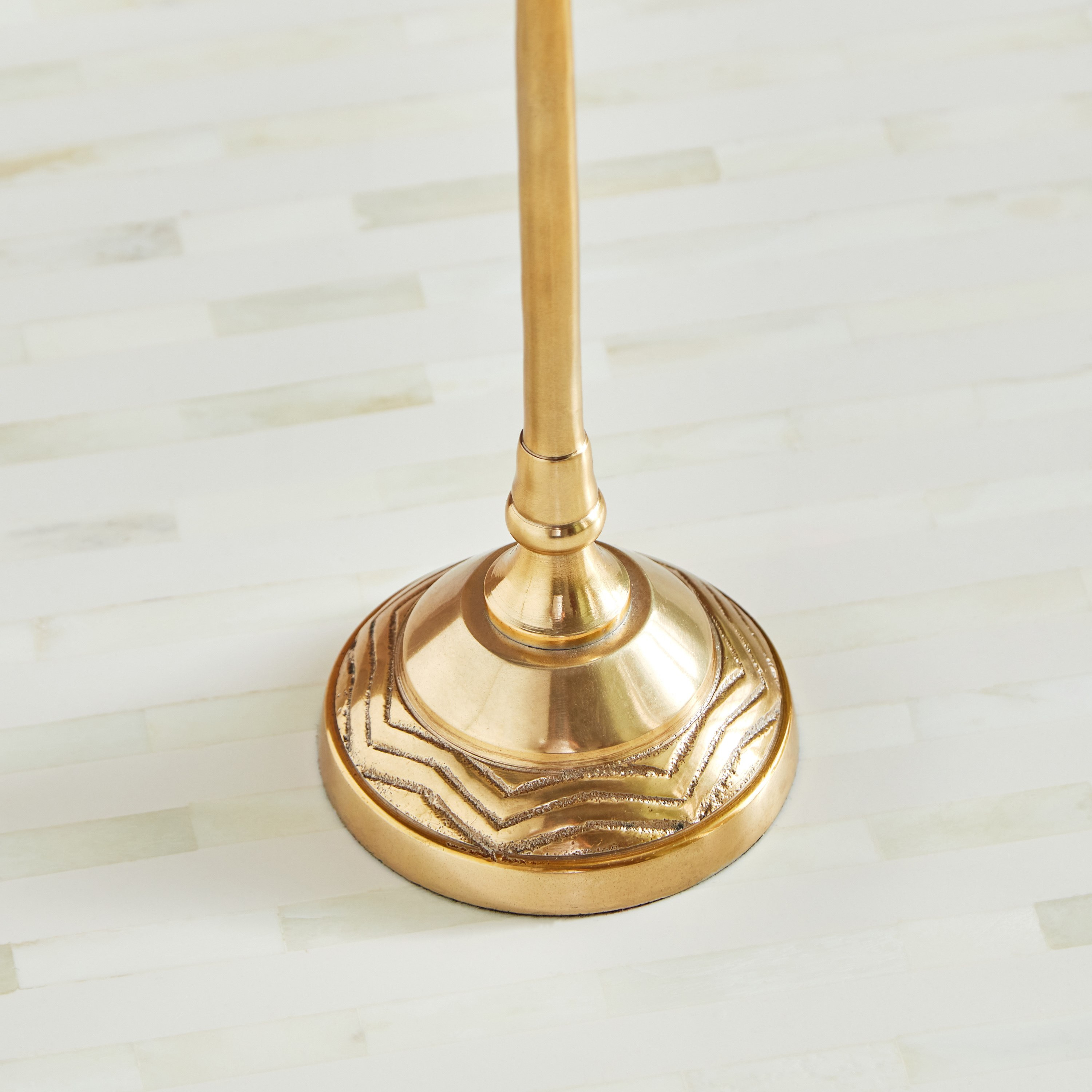 فانوس زجاجي بارز الملمس بقاعدة معدنية من سواف - 10x10x34 سم-hbxlivingroom-decorandaccessories-candleholders-image-4
