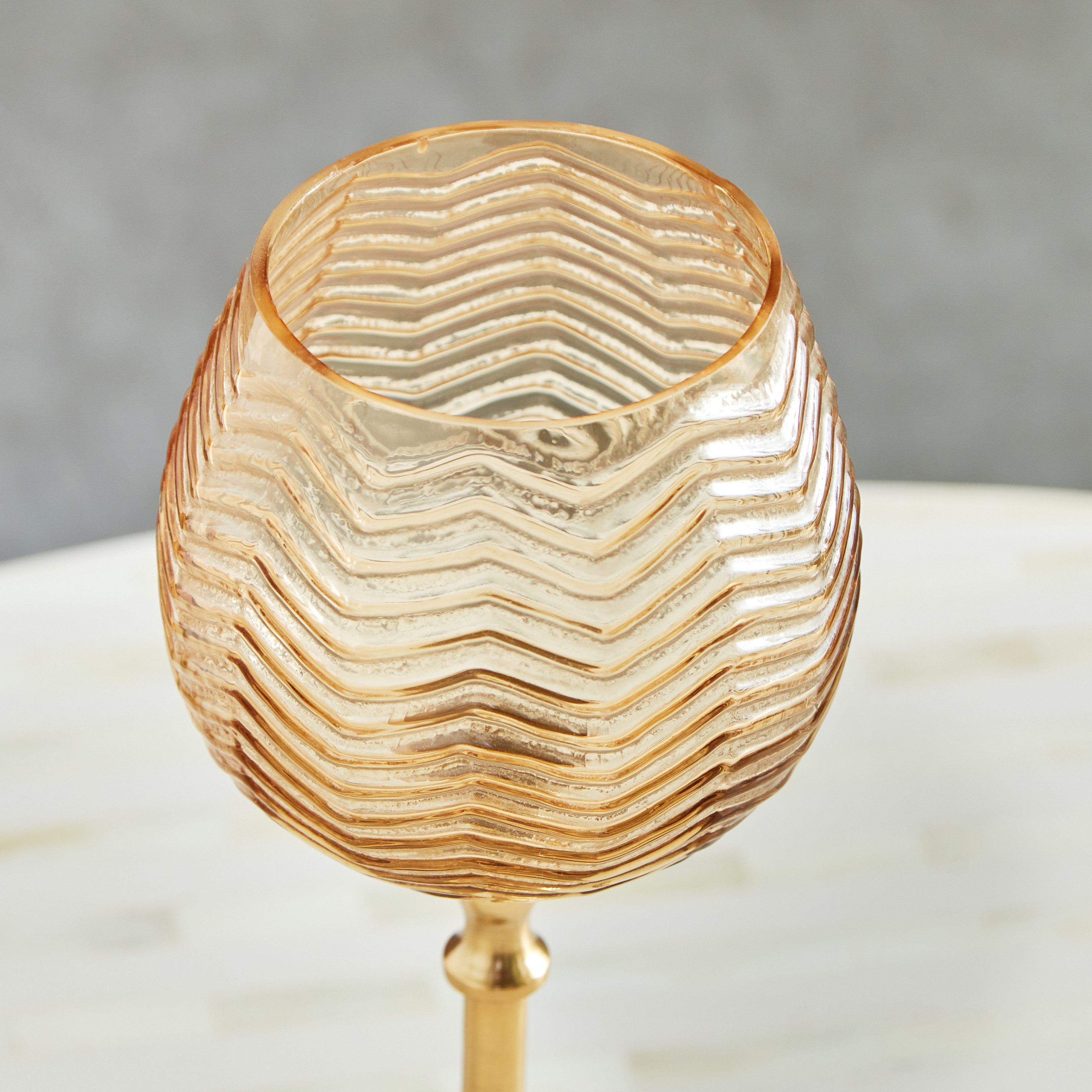 فانوس زجاجي بارز الملمس بقاعدة معدنية من سواف - 8.5x8.5x28 سم-hbxlivingroom-decorandaccessories-candleholders-image-3