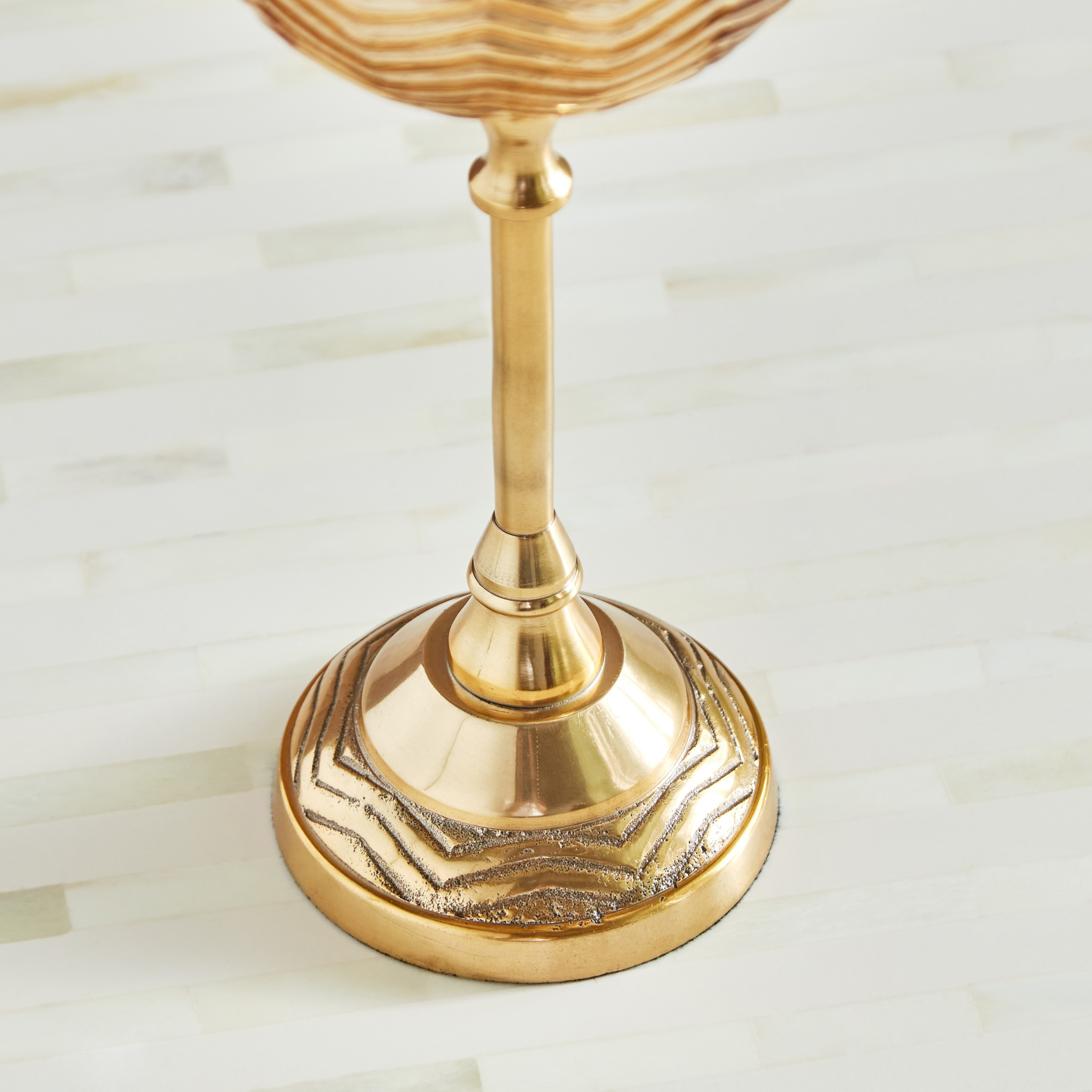 فانوس زجاجي بارز الملمس بقاعدة معدنية من سواف - 8.5x8.5x28 سم-hbxlivingroom-decorandaccessories-candleholders-image-4