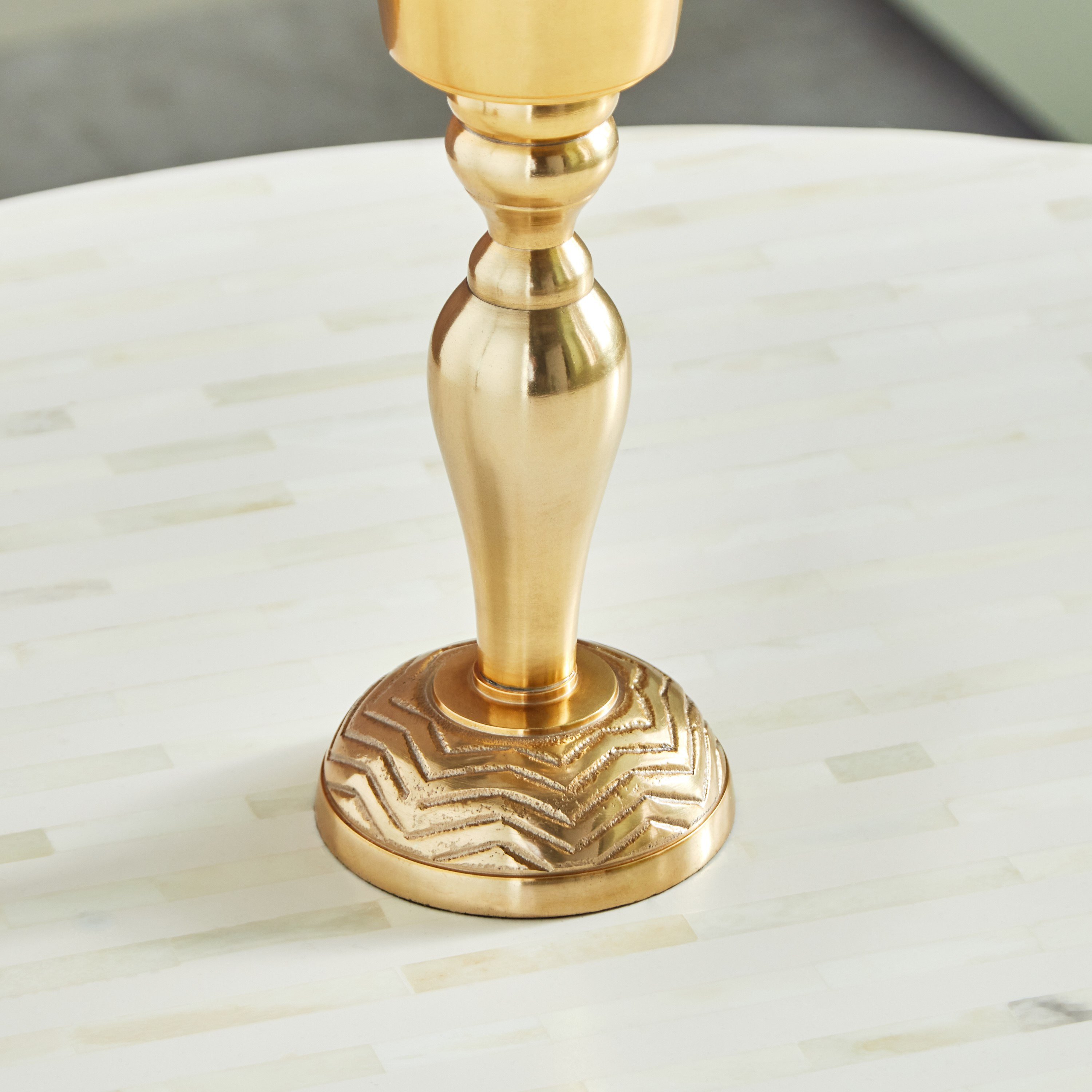 فانوس زجاجي بارز الملمس بقاعدة معدنية من سواف - 16.5x16.5x53 سم-hbxlivingroom-decorandaccessories-candleholders-image-4