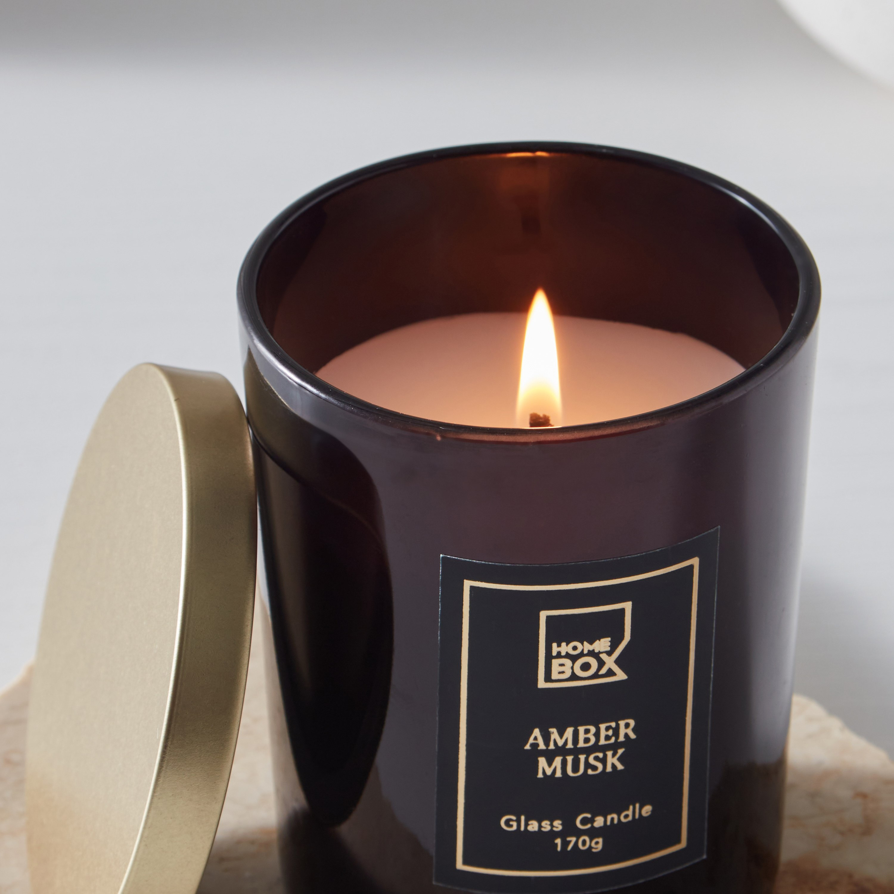 جرة شموع بغطاء برائحة المسك والعنبر من ميدنايت إيسنس - 170 جم-hbxlivingroom-decorandaccessories-candles-image-4