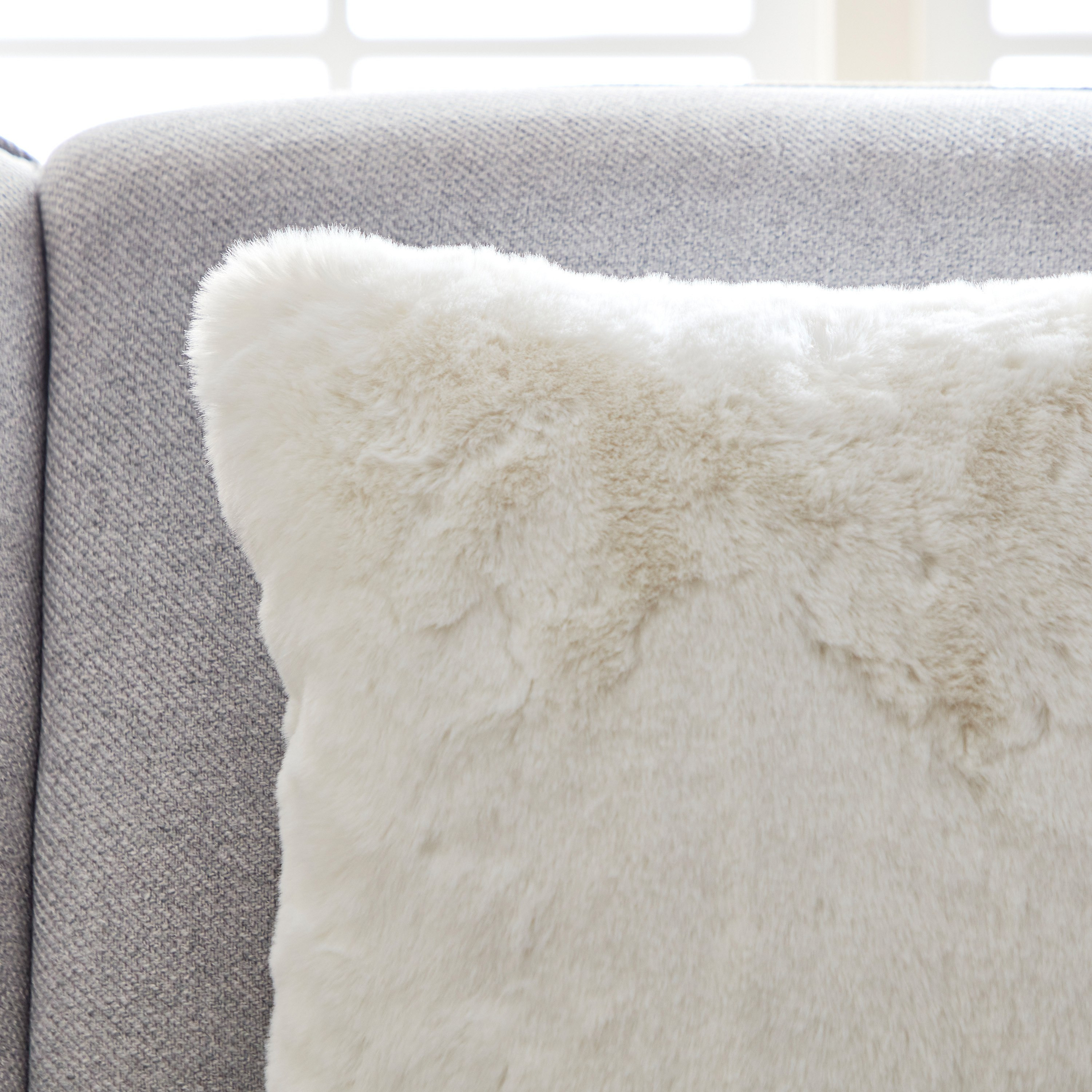 وسادة محشوة من فرو الأرنب الصناعي - 45x45 سم-hbxlivingroom-furnishings-cushionsandcovers-filledcushions-image-2