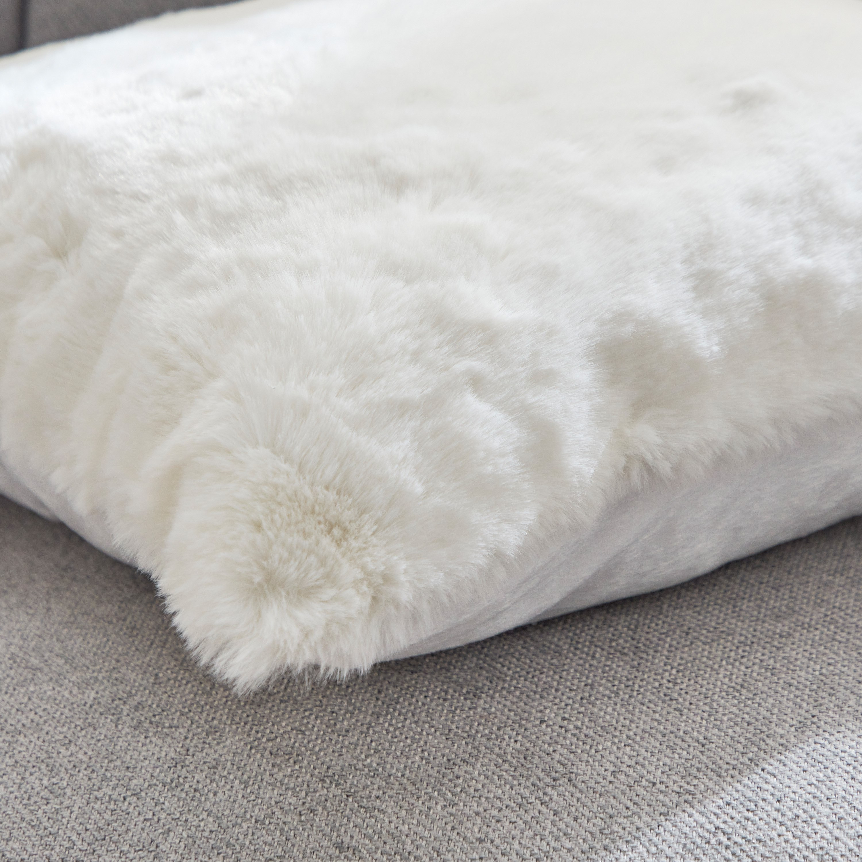 وسادة محشوة من فرو الأرنب الصناعي - 45x45 سم-hbxlivingroom-furnishings-cushionsandcovers-filledcushions-image-3