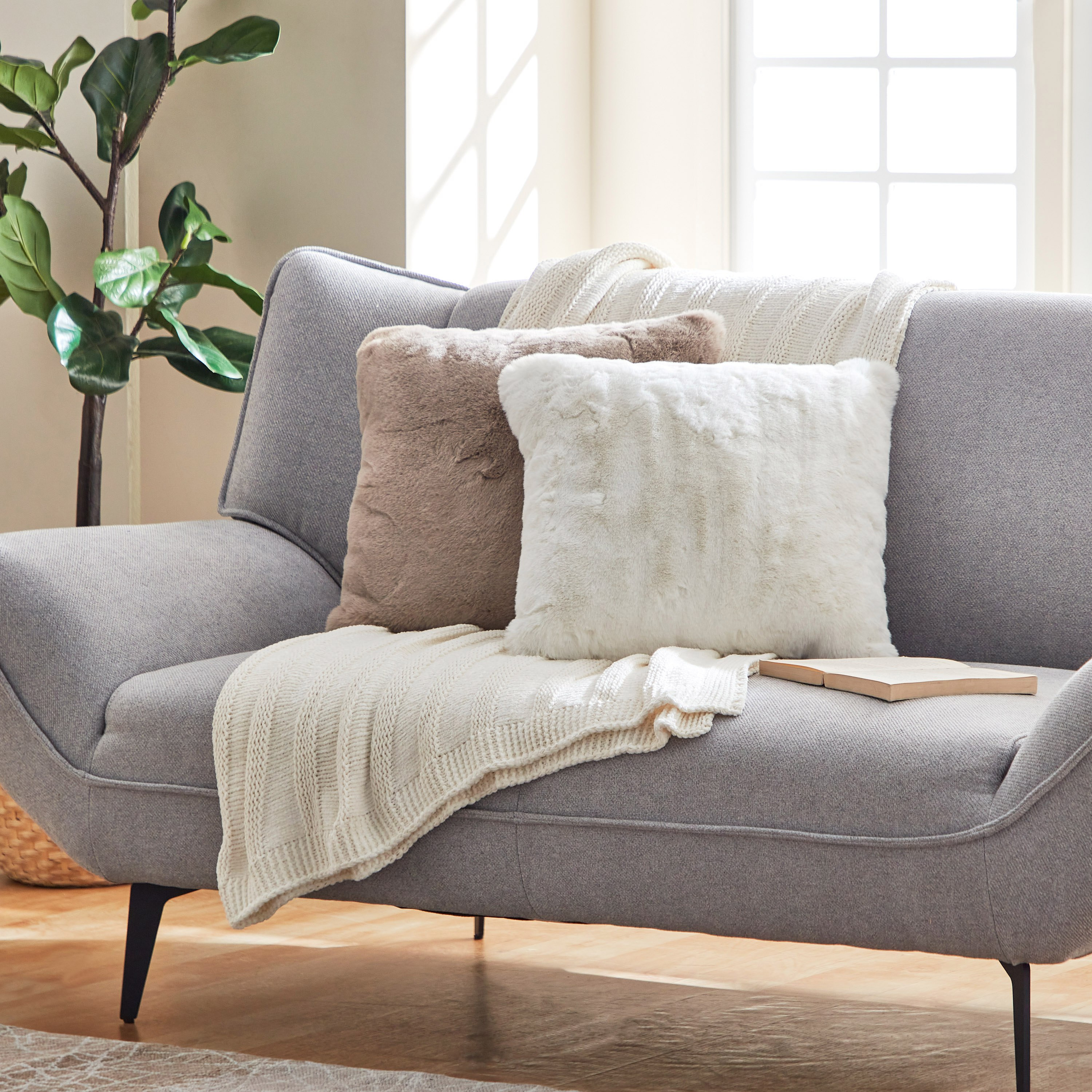 وسادة محشوة من فرو الأرنب الصناعي - 45x45 سم-hbxlivingroom-furnishings-cushionsandcovers-filledcushions-image-5