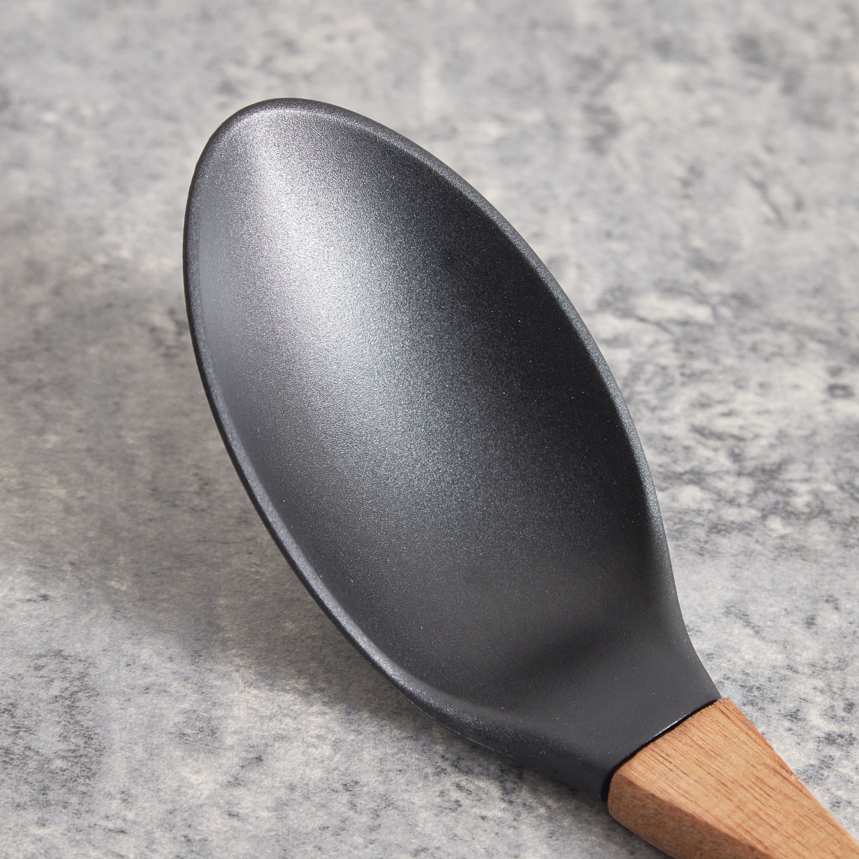 ملعقة تقديم نايلون سادة بمقبض خشبي من فاكلمان-hbxhomeware-hbxkitchen-image-2