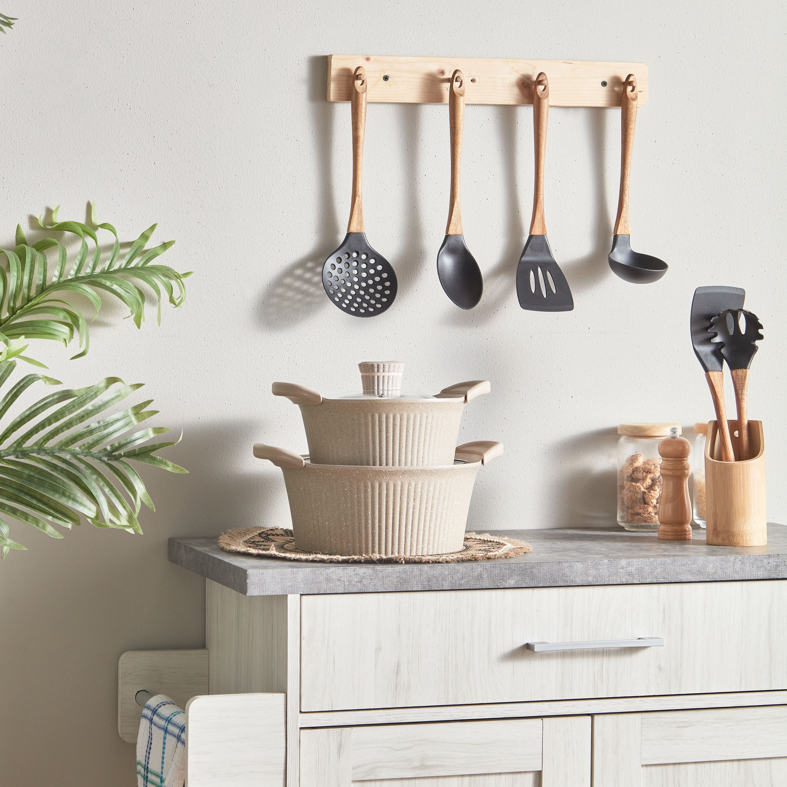 Fackelmann Nylon Solid Turner with Wooden Handle-hbxhomeware-hbxkitchen-image-4